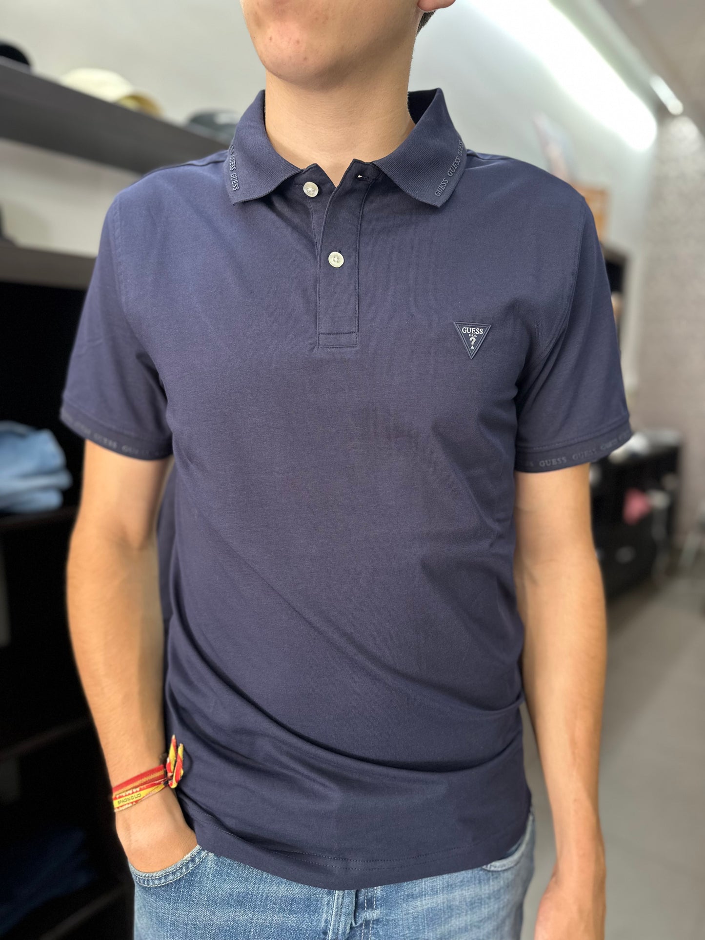 Polo Guess marino con logo en cuello y mangas