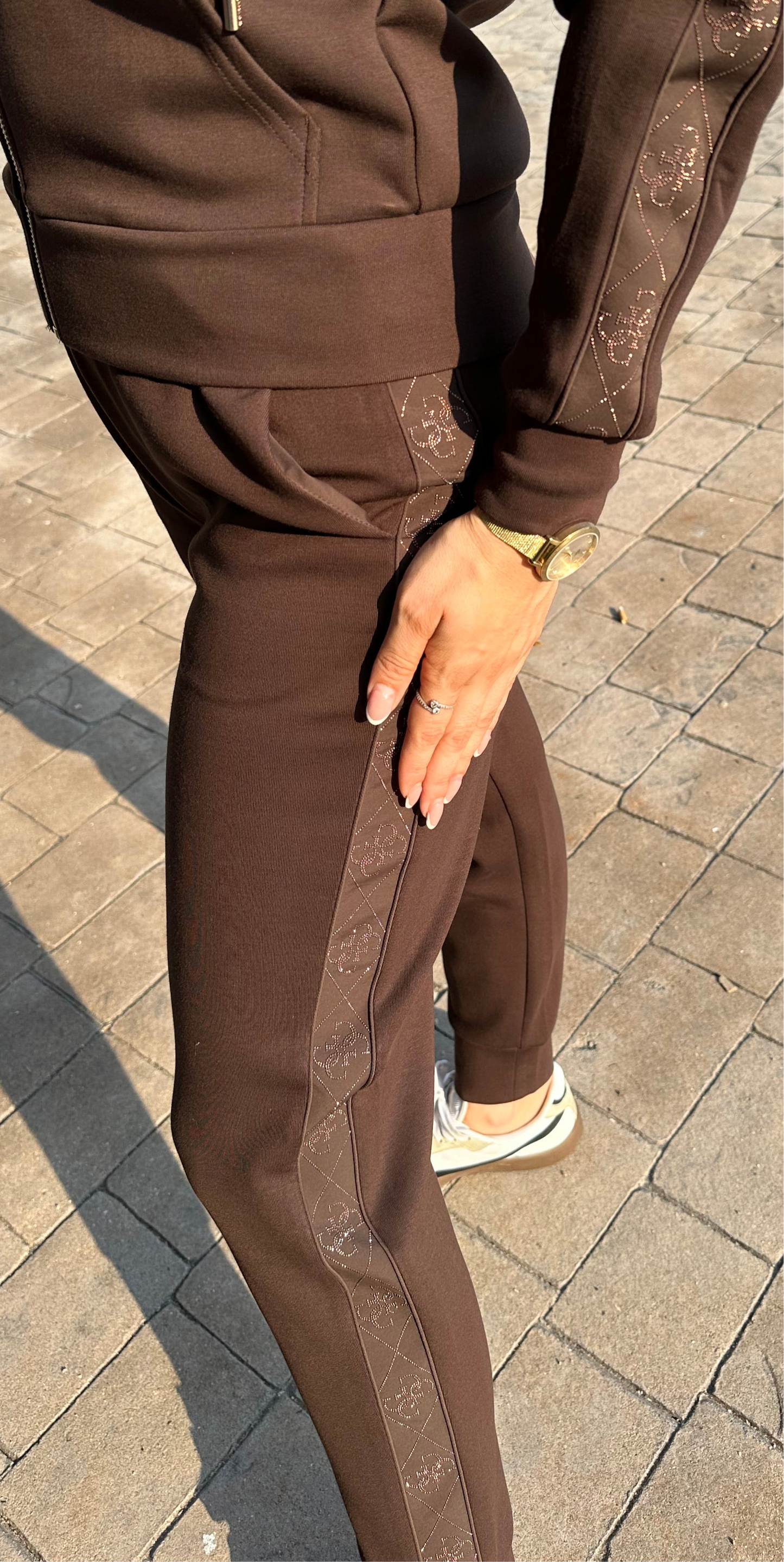 CHÁNDAL GUESS MARRÓN CHOCOLATE PANTALÓN Y SUDADERA CON CREMALLERA CON BANDA LATERAL LIGO 4 G BRILLO