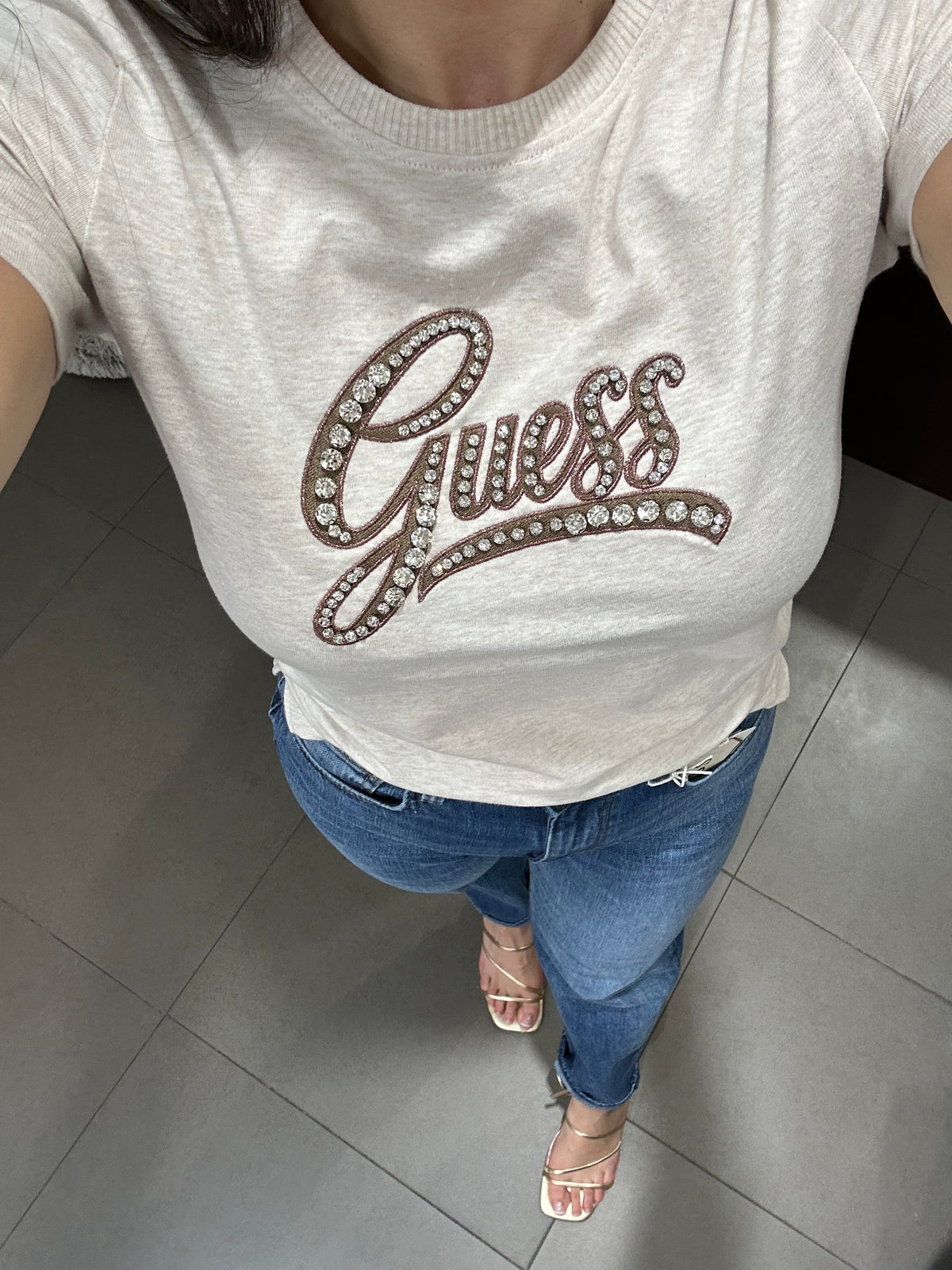 Camiseta Guess beige jaspeada con logo bordado marrón chocolate y brillo rosa