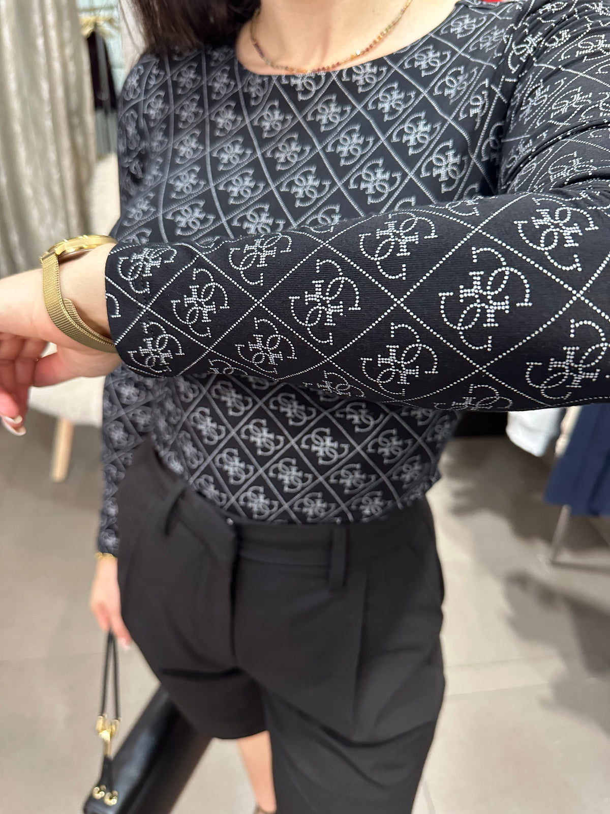 Camiseta Guess estampado all over 4g plateado