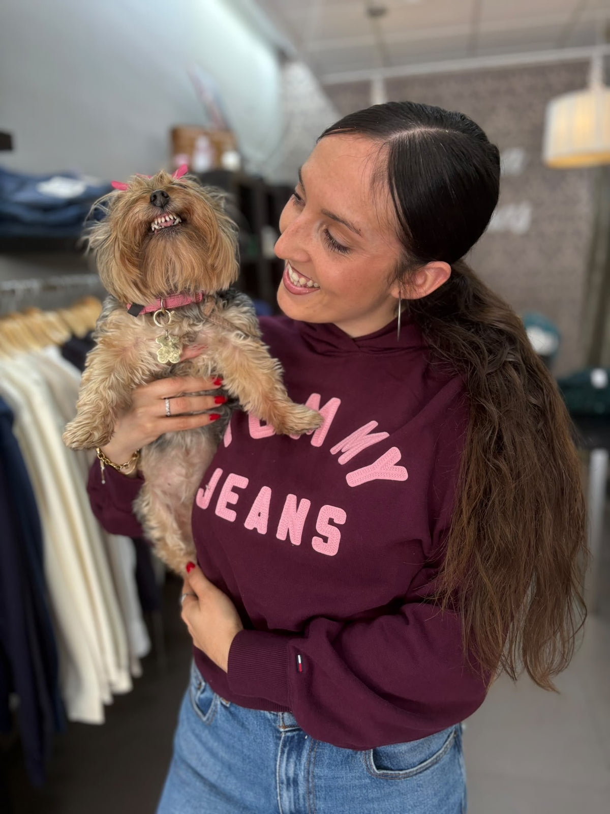 Sudadera Tommy berenjena con logo rosa con capucha
