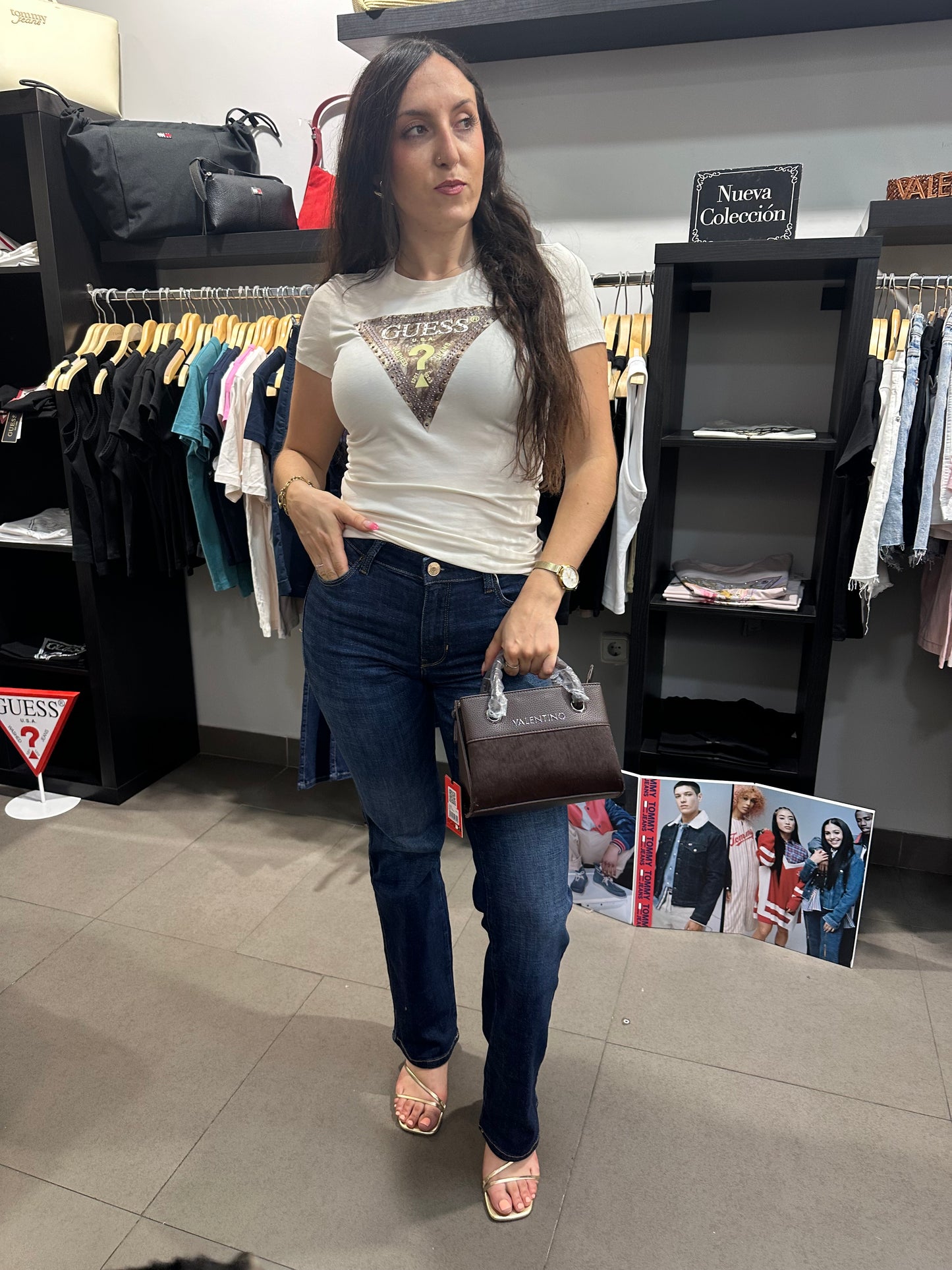 Camiseta Guess beige logo serpiente chocolate