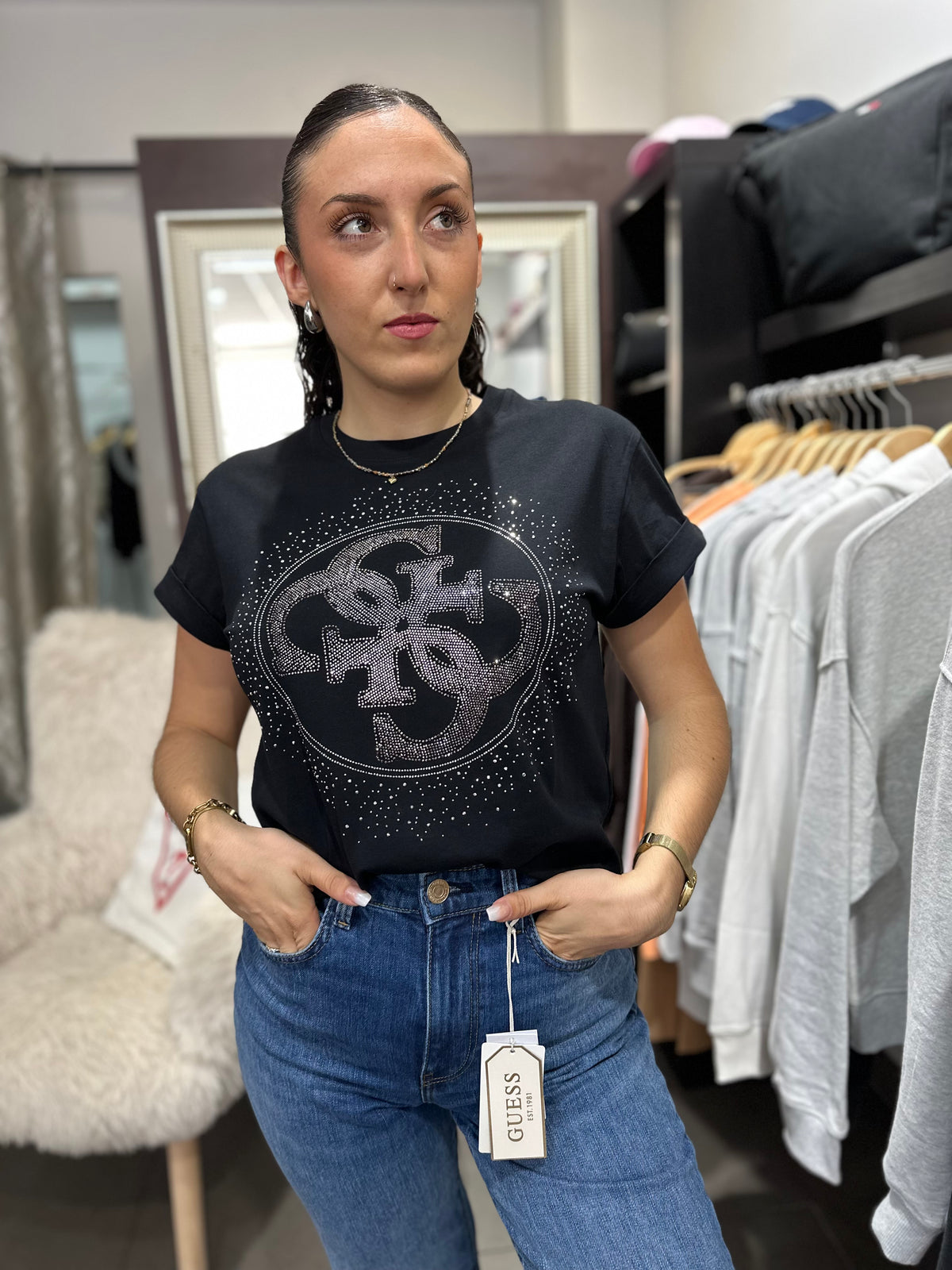 Camiseta Guess cuadrada logo 4g brillo negra