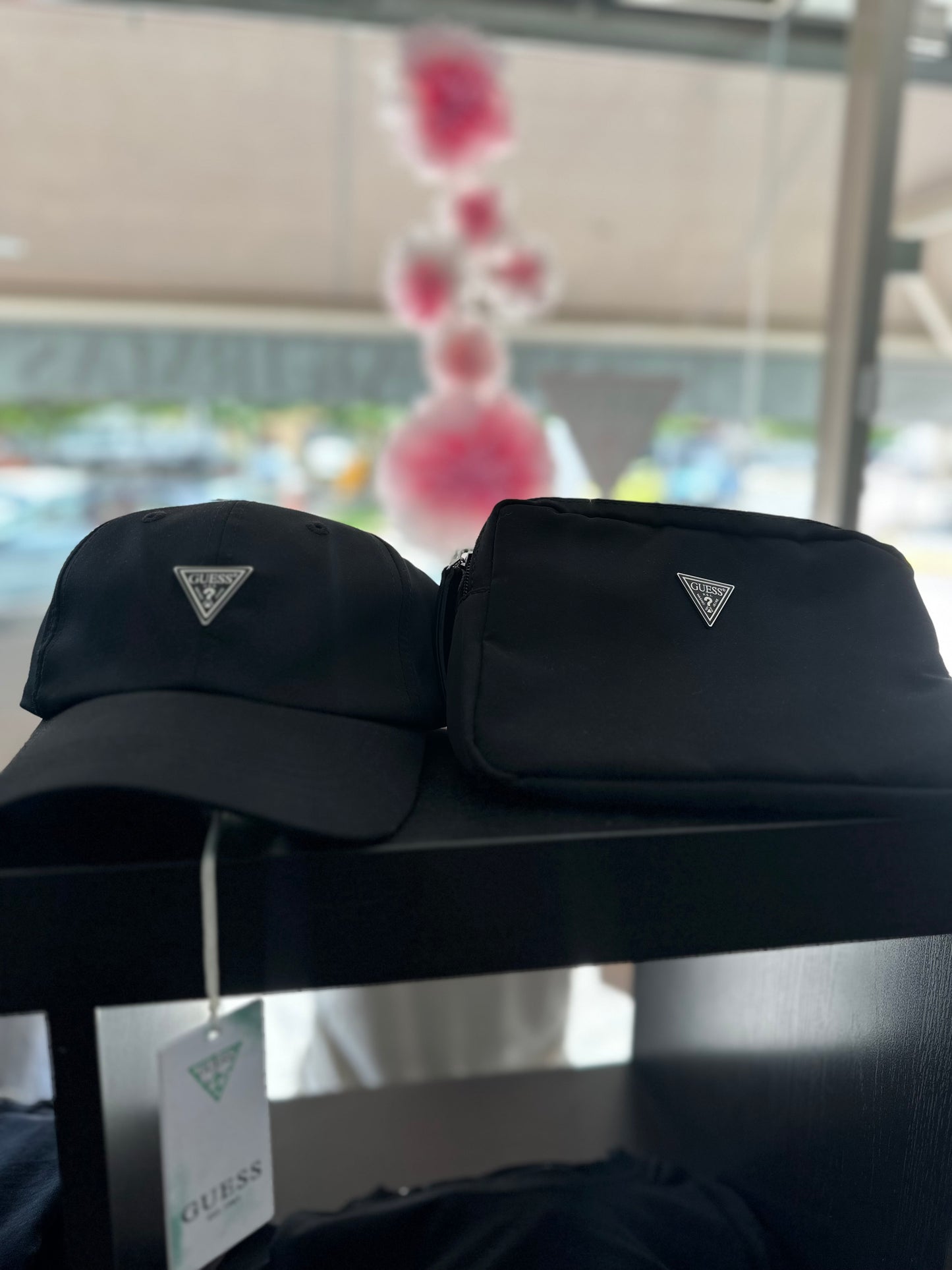GORRA GUESS AZUL NEGRA CON LOGO NEGRO