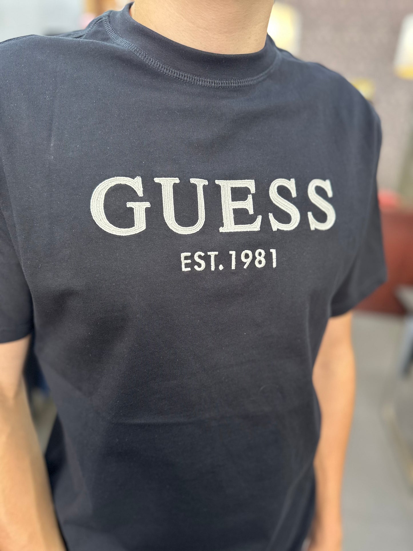 Camiseta Guess negra logo bordado