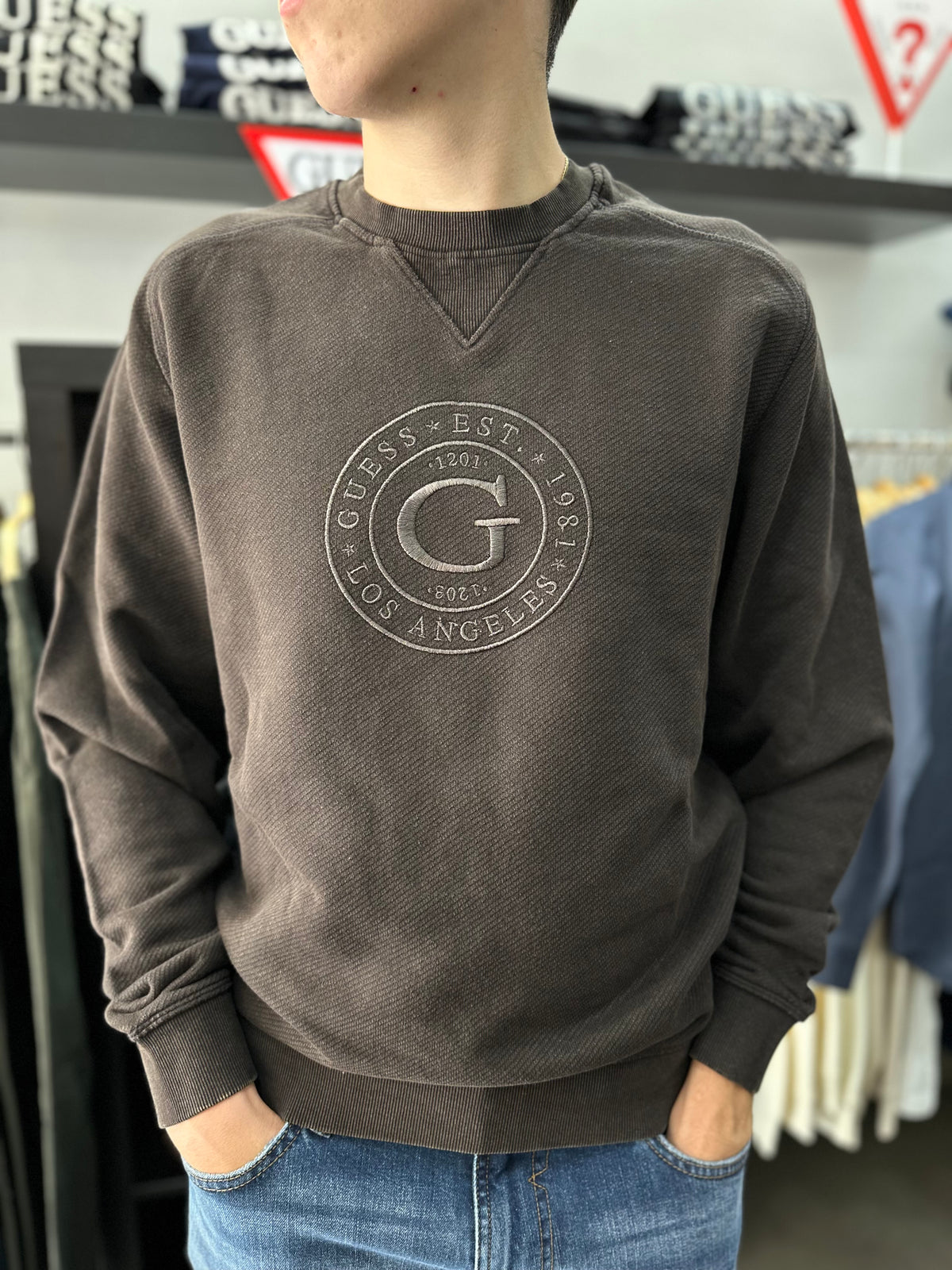 Sudadera Guess marrón chocolate logo bordado