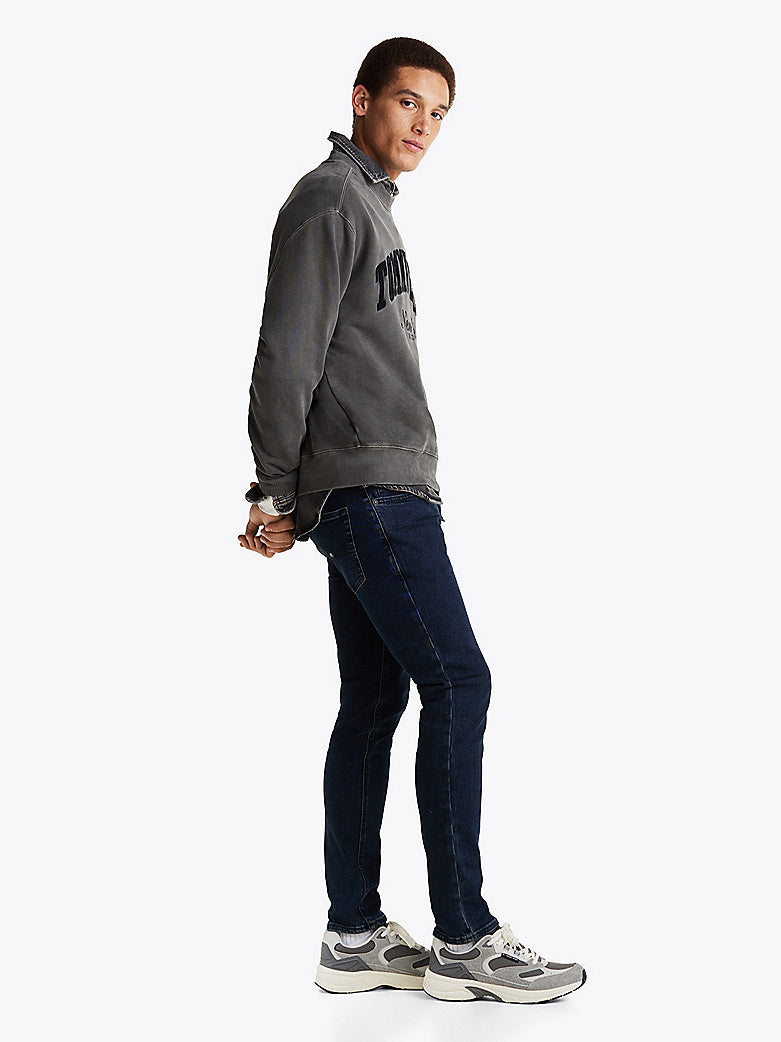 PANTALÓN TOMMY JEANS VAQUERO AUSTIN SLIM DENIM OSCURO CON LOGO HOMBRE
