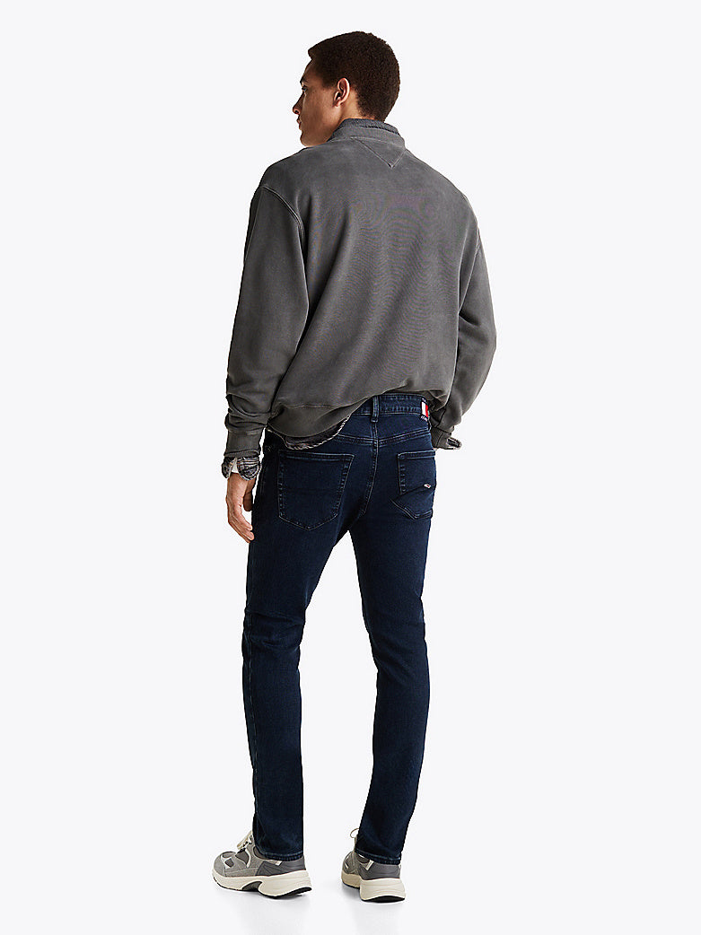 PANTALÓN TOMMY JEANS VAQUERO AUSTIN SLIM DENIM OSCURO CON LOGO HOMBRE