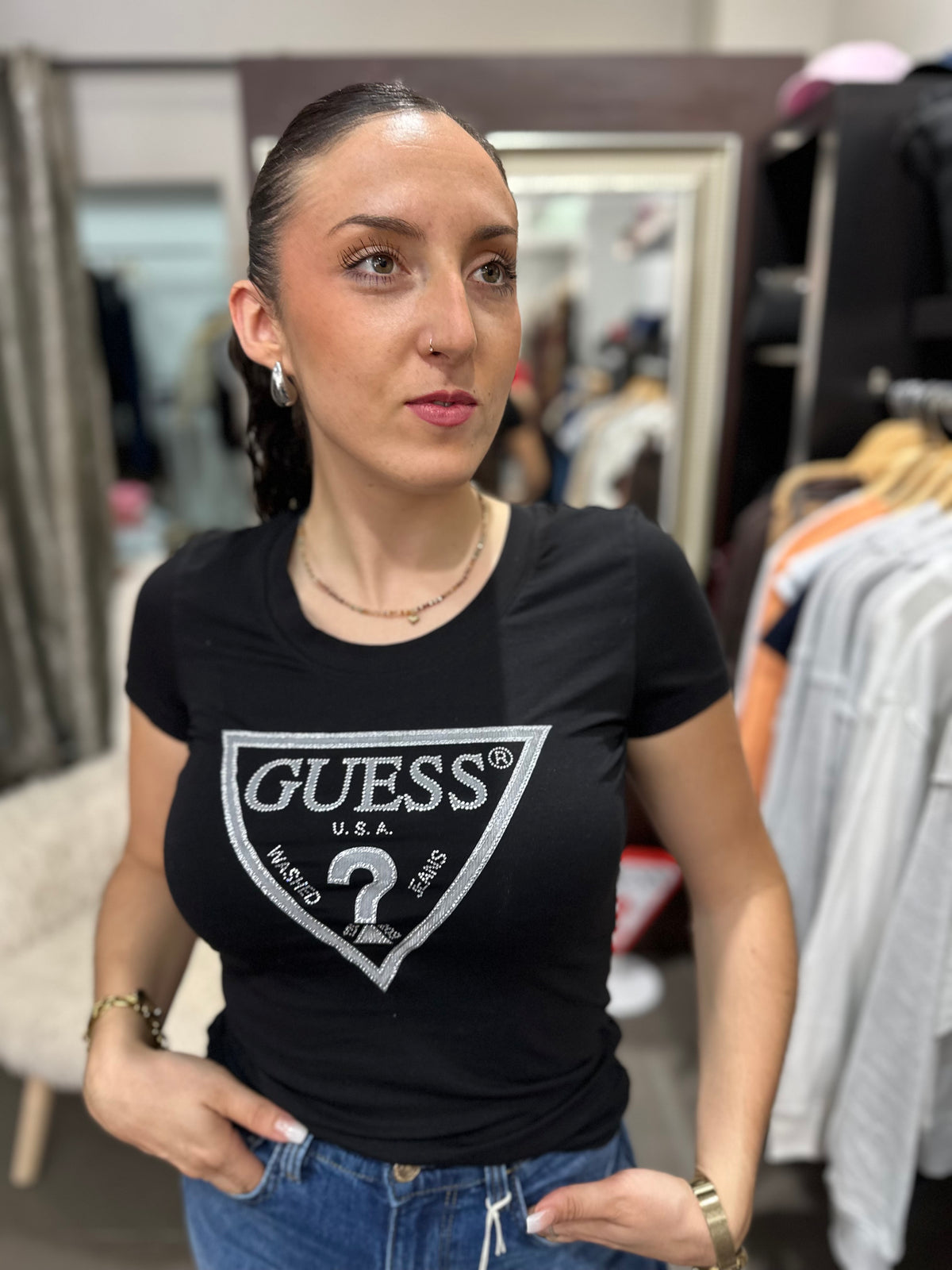 Camiseta Guess negra logo brillo