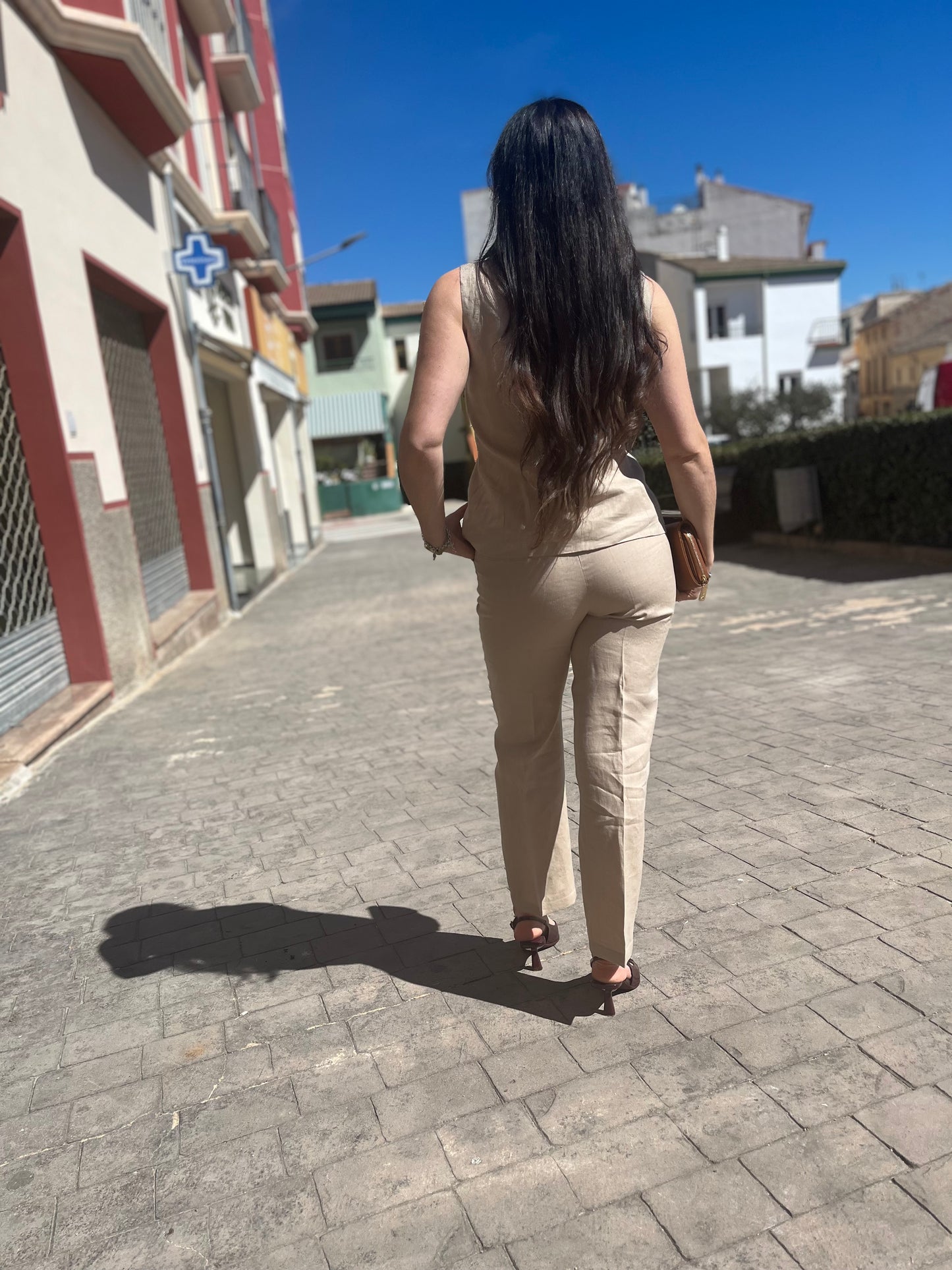 TRAJE SILBON BEIGE SEMILINO CON BOTONES LOGO
