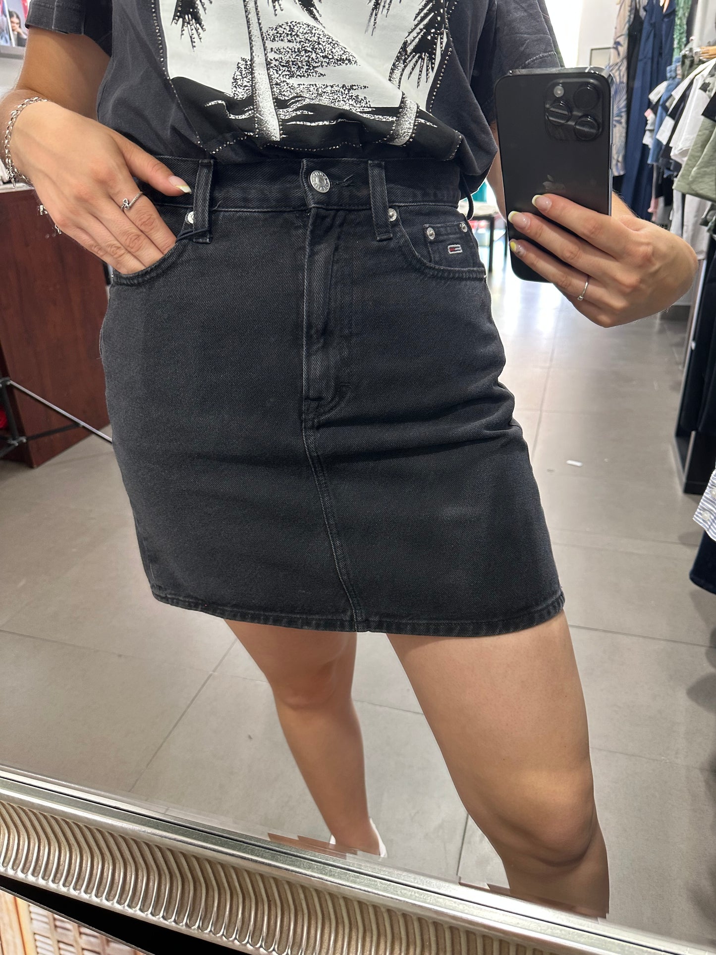 FALDA VAQUERA TOMMY JEANS MINI MOM FIT NEGRO DESGASTADO