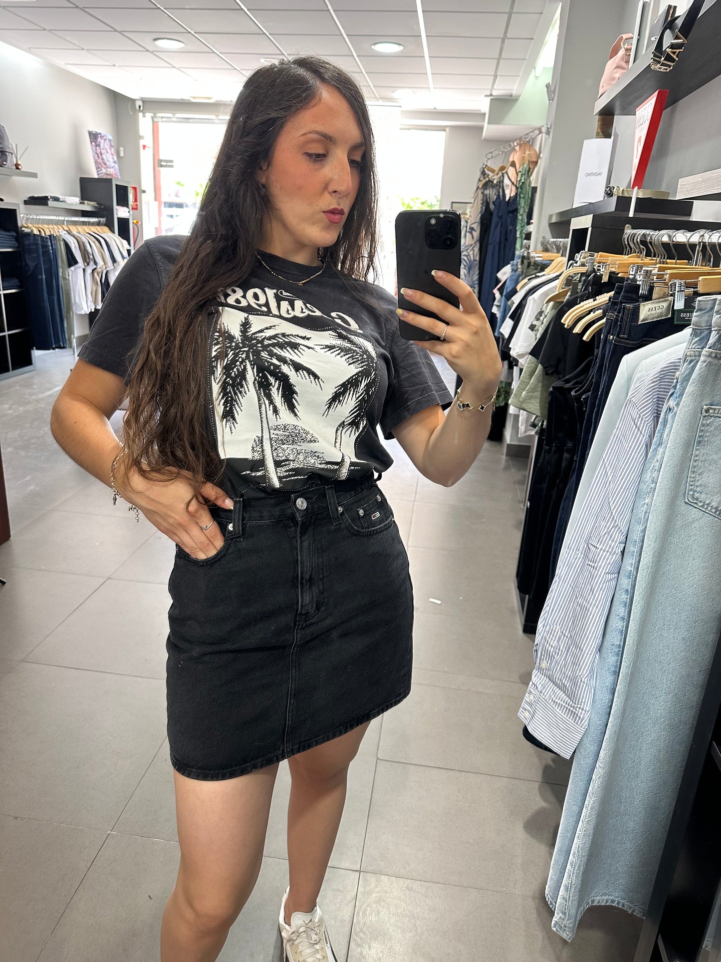 FALDA VAQUERA TOMMY JEANS MINI MOM FIT NEGRO DESGASTADO