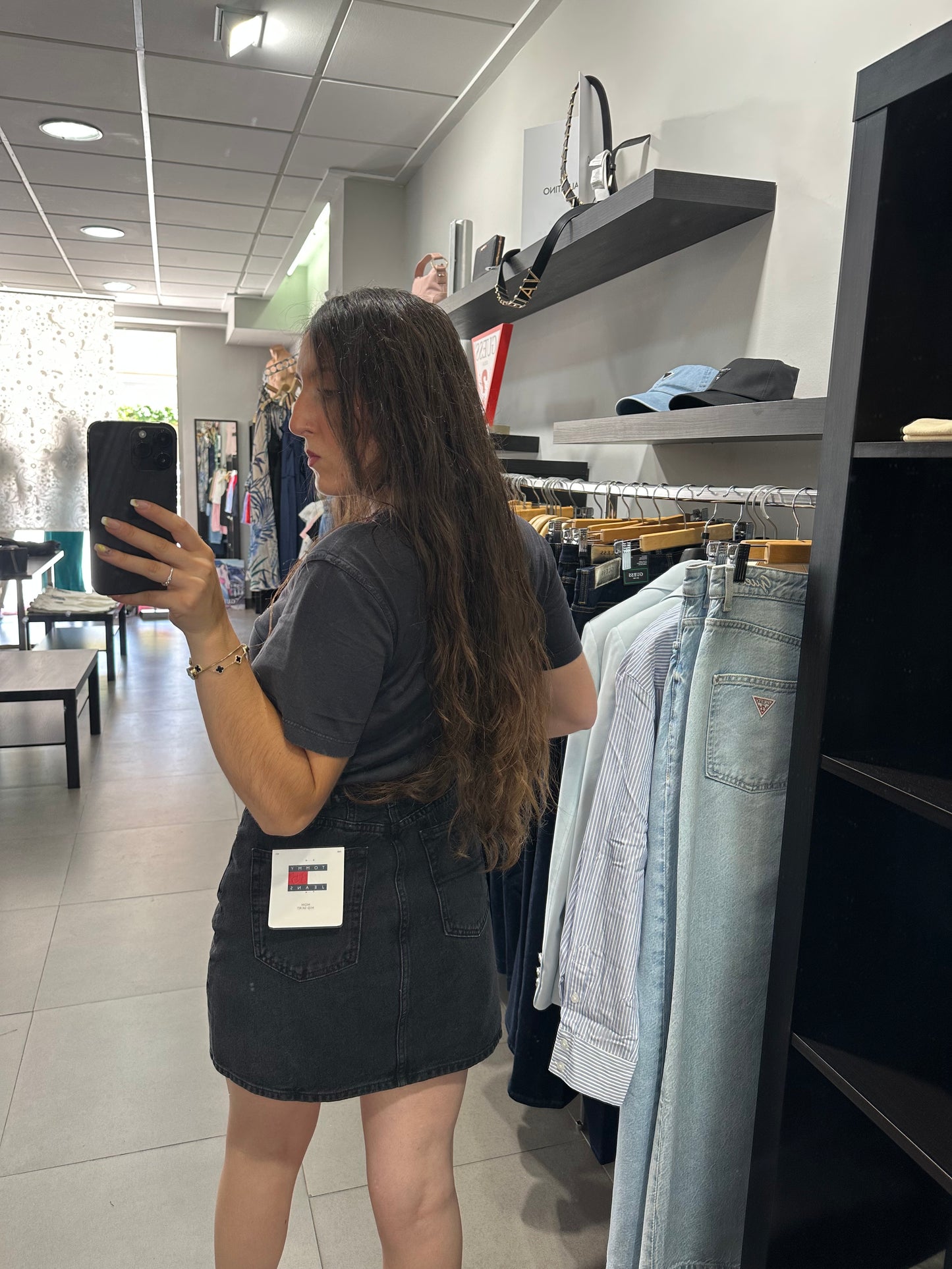 FALDA VAQUERA TOMMY JEANS MINI MOM FIT NEGRO DESGASTADO