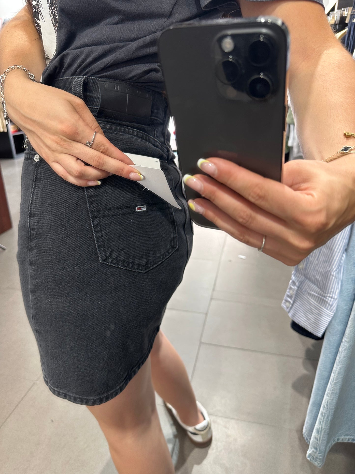 FALDA VAQUERA TOMMY JEANS MINI MOM FIT NEGRO DESGASTADO