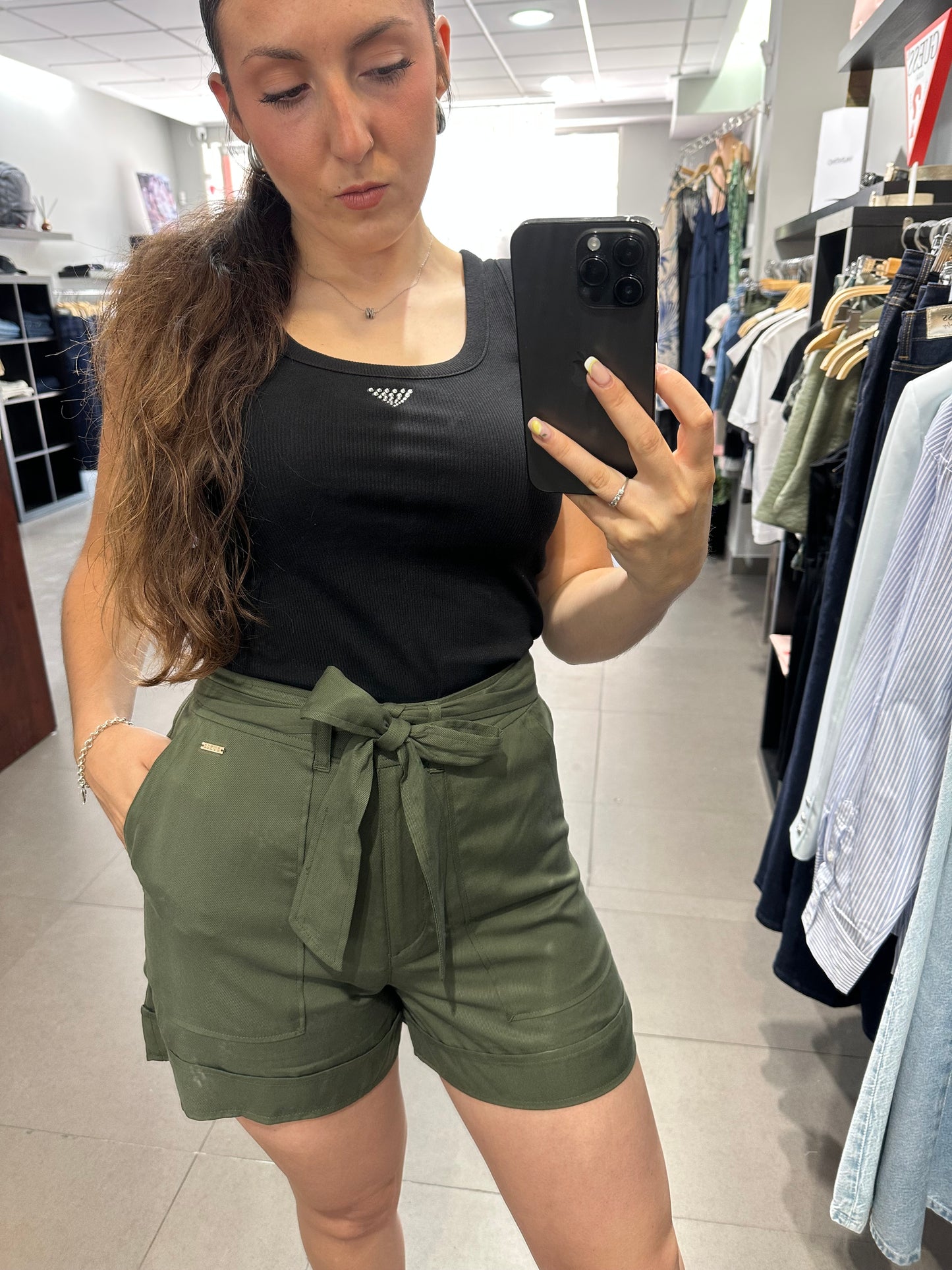 SHORT GUESS PANTALÓN CORTO FLUIDO CON BOLSILLOS Y CINTURÓN VERDE MILITAR MUJER