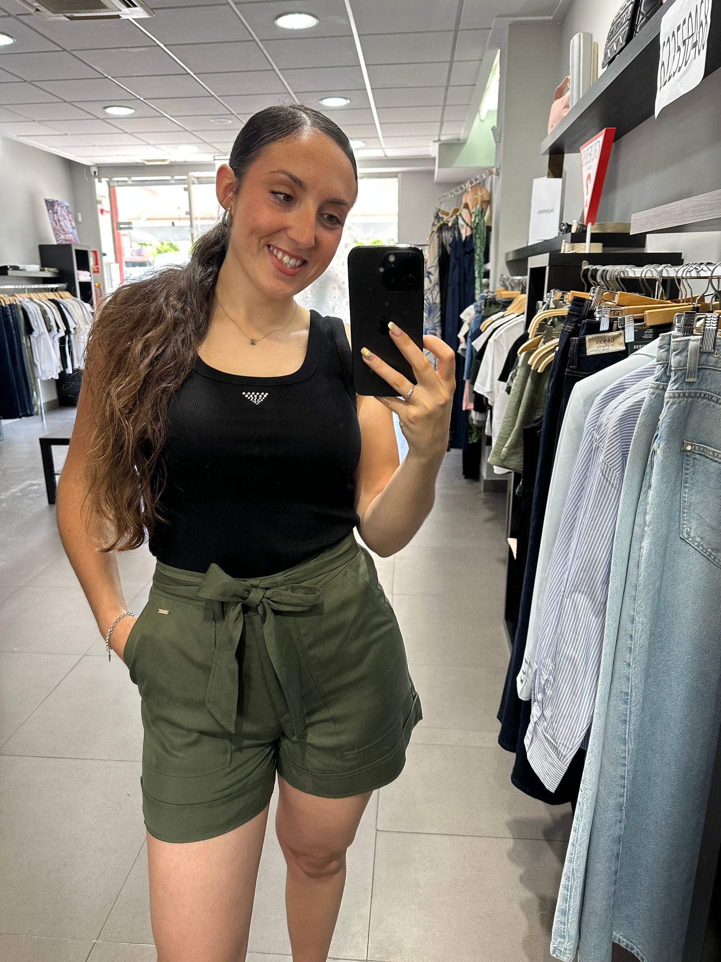 SHORT GUESS PANTALÓN CORTO FLUIDO CON BOLSILLOS Y CINTURÓN VERDE MILITAR MUJER