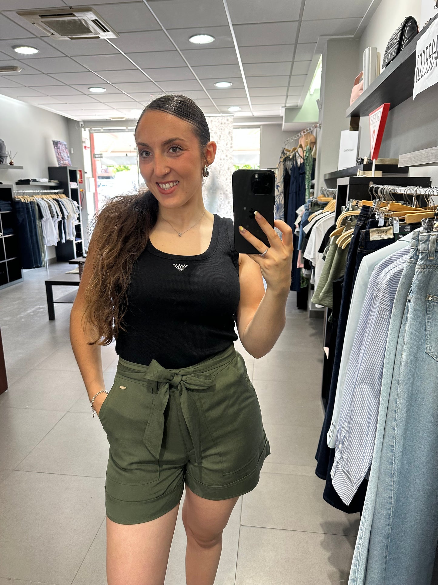SHORT GUESS PANTALÓN CORTO FLUIDO CON BOLSILLOS Y CINTURÓN VERDE MILITAR MUJER