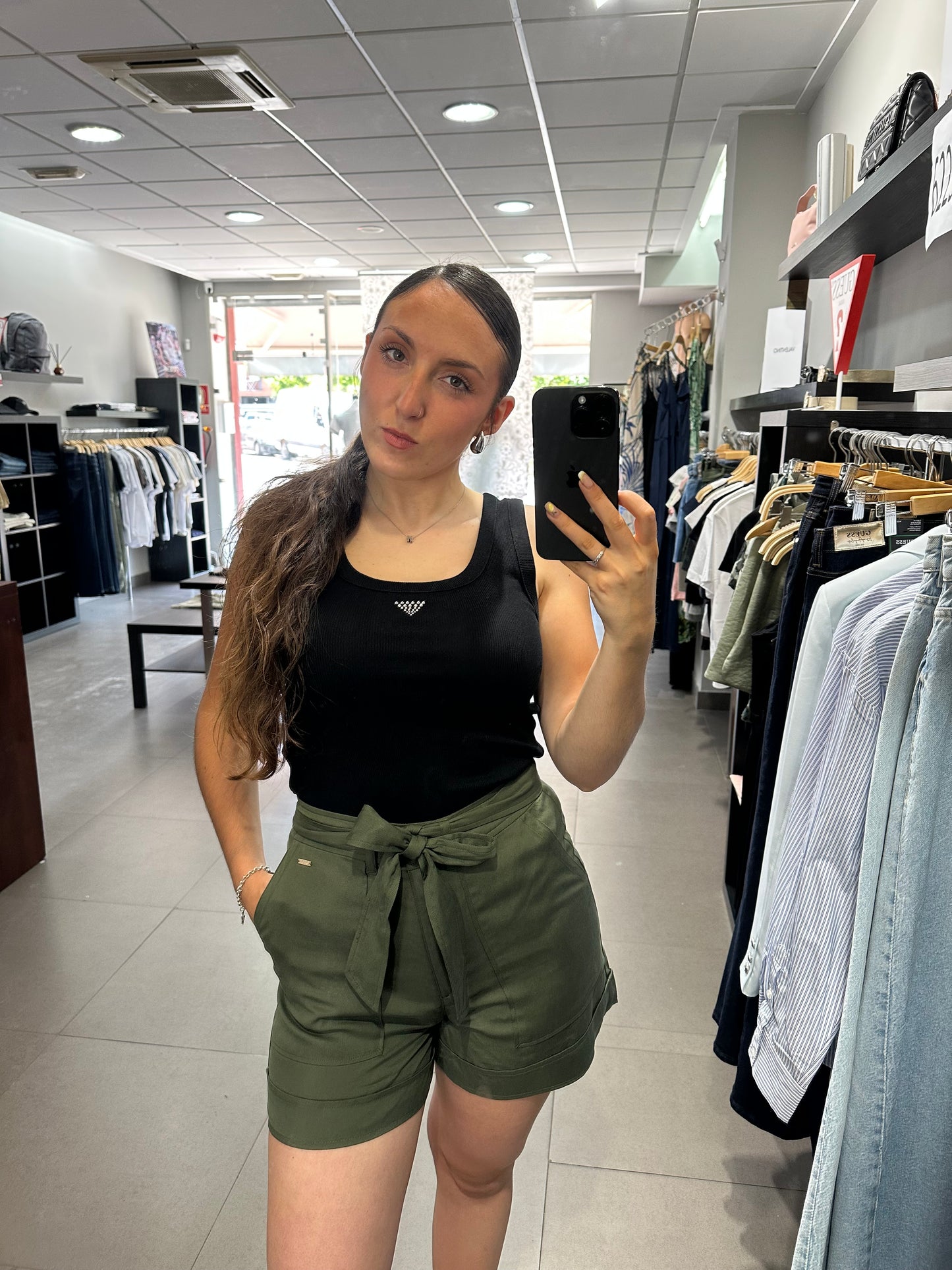 SHORT GUESS PANTALÓN CORTO FLUIDO CON BOLSILLOS Y CINTURÓN VERDE MILITAR MUJER