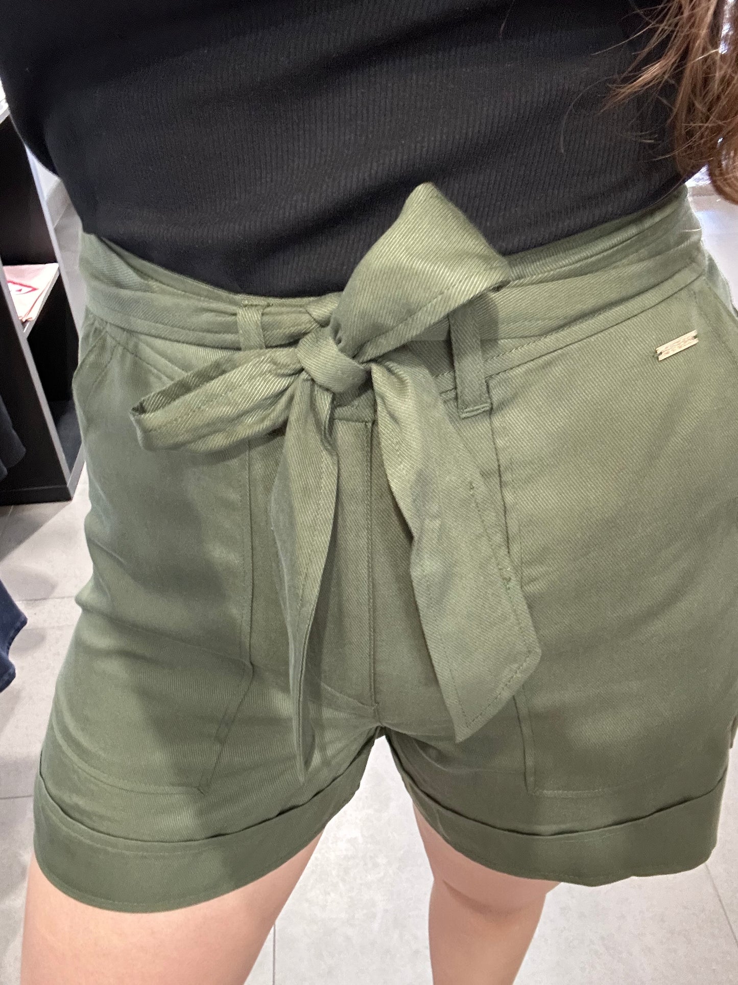 SHORT GUESS PANTALÓN CORTO FLUIDO CON BOLSILLOS Y CINTURÓN VERDE MILITAR MUJER
