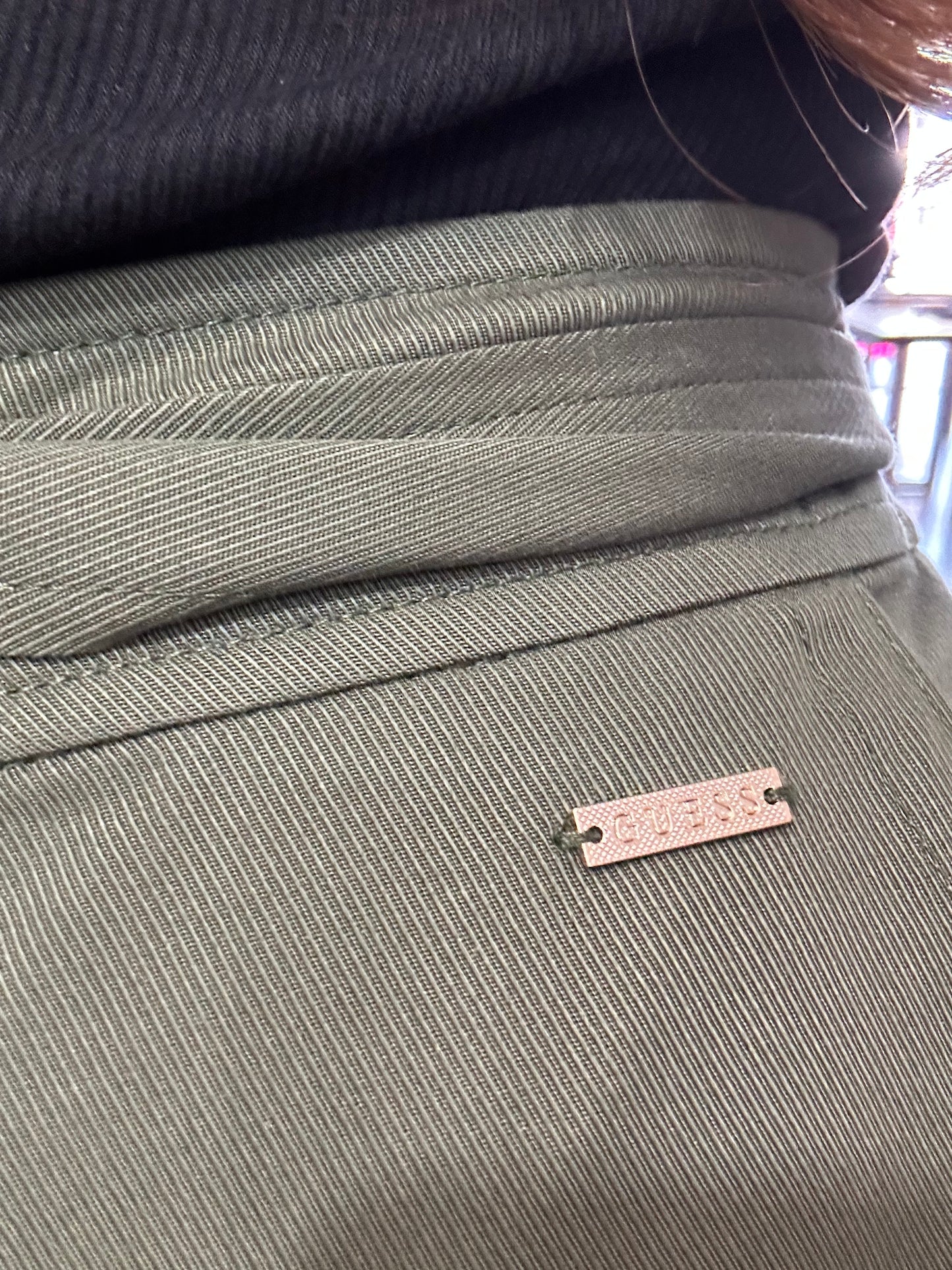 SHORT GUESS PANTALÓN CORTO FLUIDO CON BOLSILLOS Y CINTURÓN VERDE MILITAR MUJER