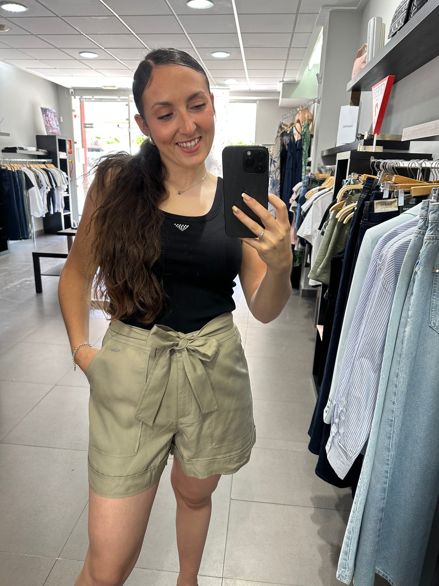 SHORT GUESS PANTALÓN CORTO FLUIDO CON BOLSILLOS Y CINTURÓN VERDE OLIVA MUJER
