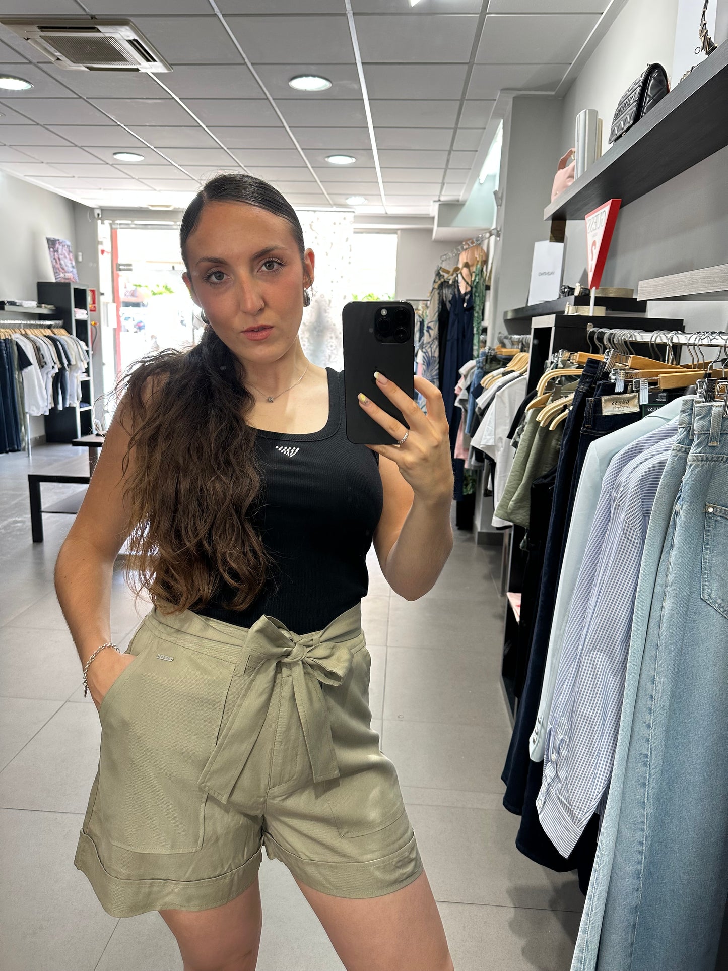 SHORT GUESS PANTALÓN CORTO FLUIDO CON BOLSILLOS Y CINTURÓN VERDE OLIVA MUJER