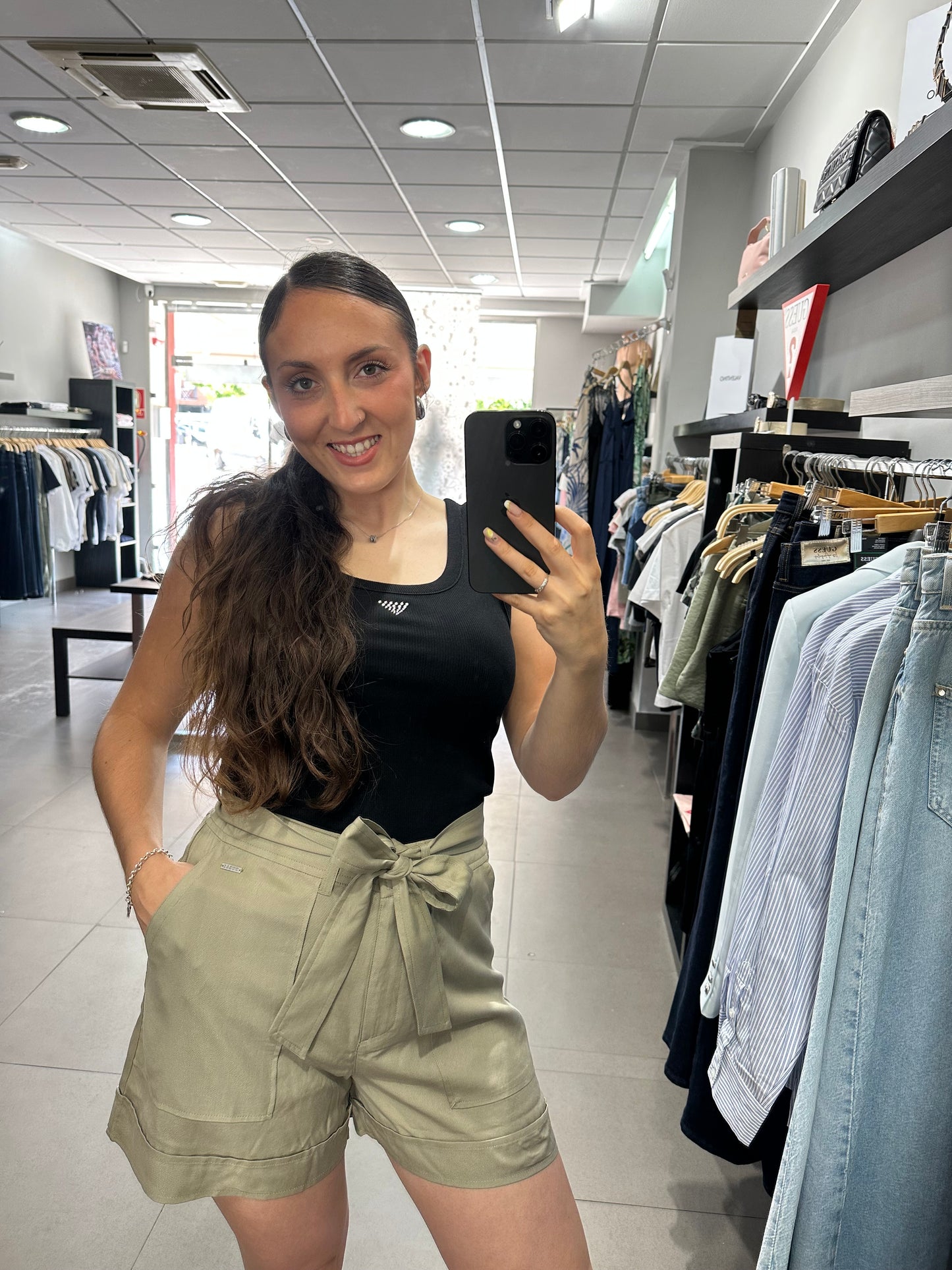 SHORT GUESS PANTALÓN CORTO FLUIDO CON BOLSILLOS Y CINTURÓN VERDE OLIVA MUJER