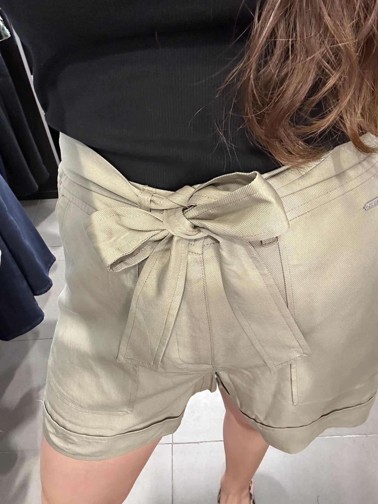SHORT GUESS PANTALÓN CORTO FLUIDO CON BOLSILLOS Y CINTURÓN VERDE OLIVA MUJER