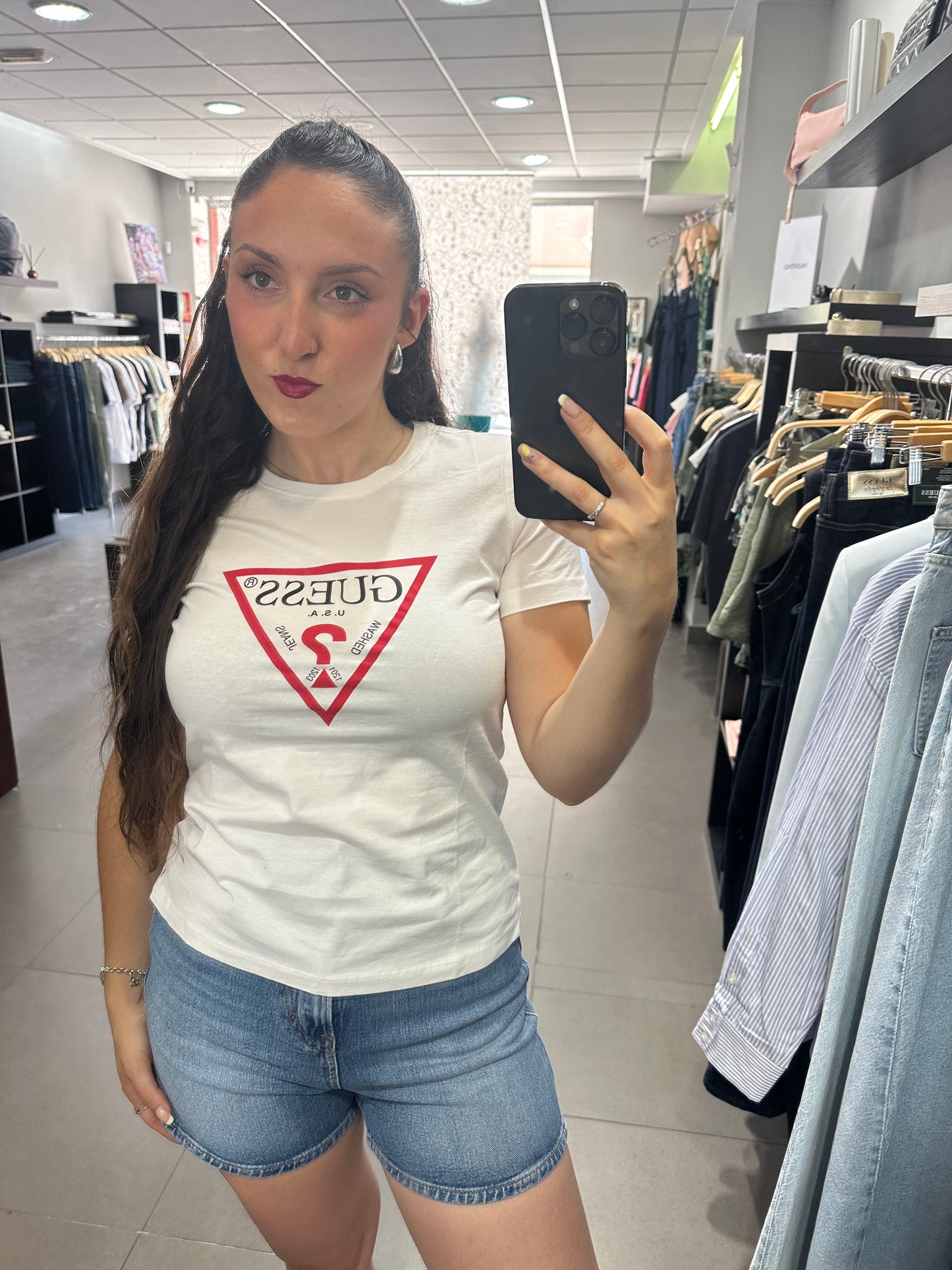CAMISETA GUESS BÁSICA LOGO GRANDE REFULAR FIT MANGA CORTA BLANCA