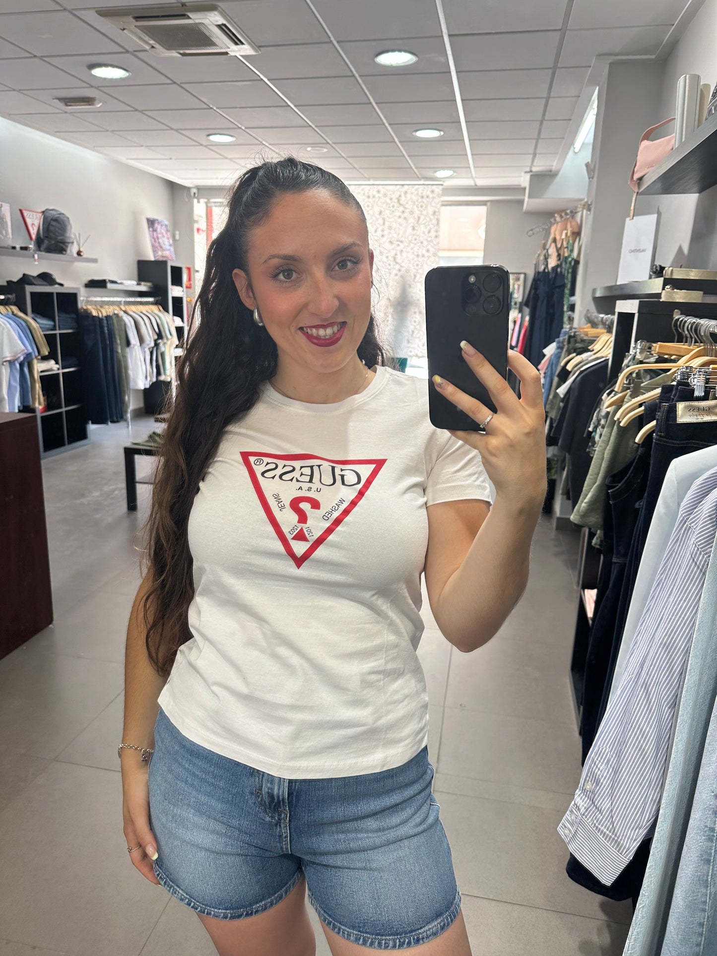 CAMISETA GUESS BÁSICA LOGO GRANDE REFULAR FIT MANGA CORTA BLANCA