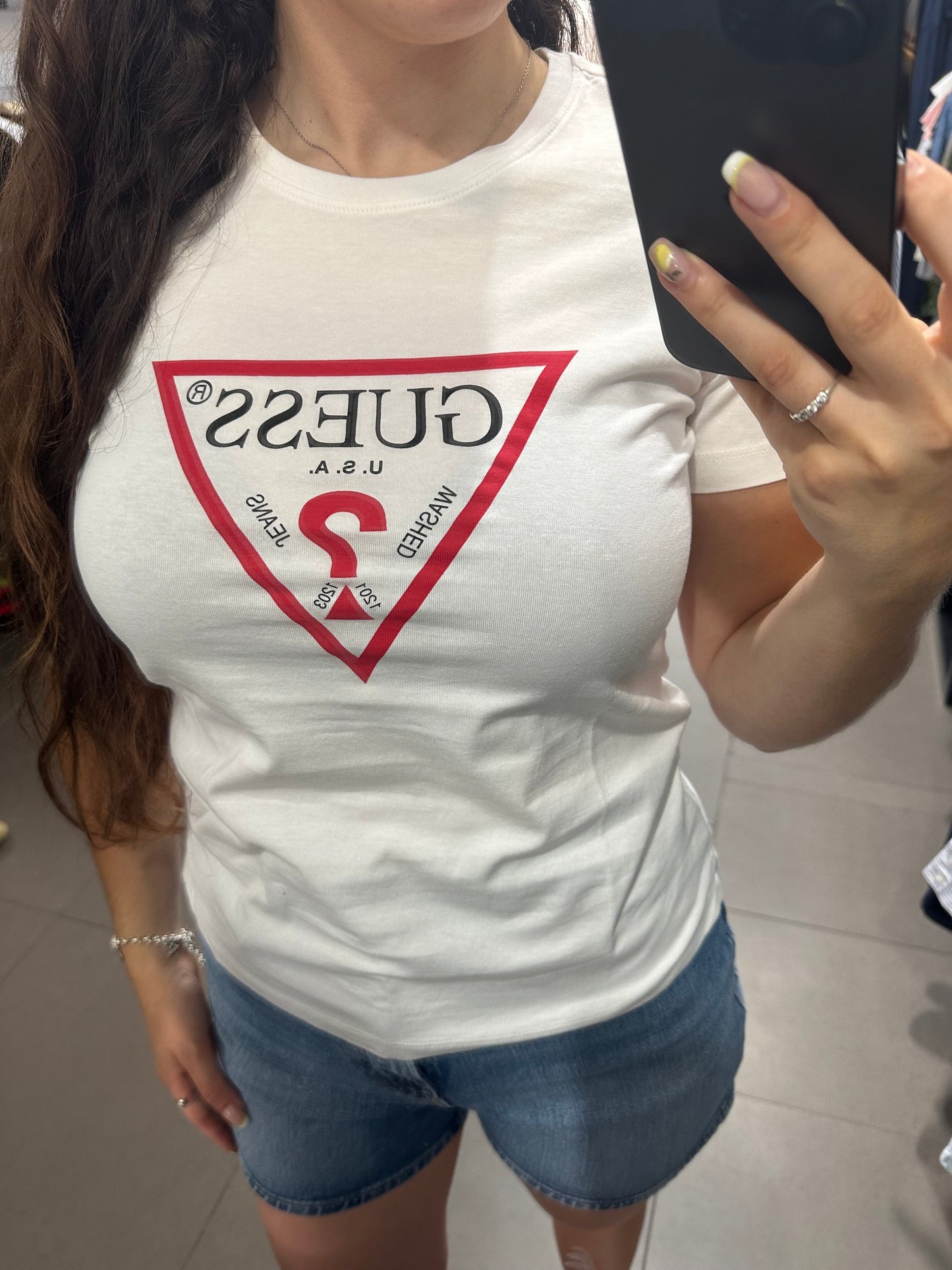 CAMISETA GUESS BÁSICA LOGO GRANDE REFULAR FIT MANGA CORTA BLANCA