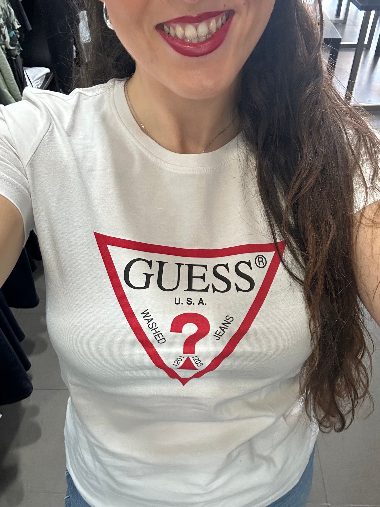 CAMISETA GUESS BÁSICA LOGO GRANDE REFULAR FIT MANGA CORTA BLANCA