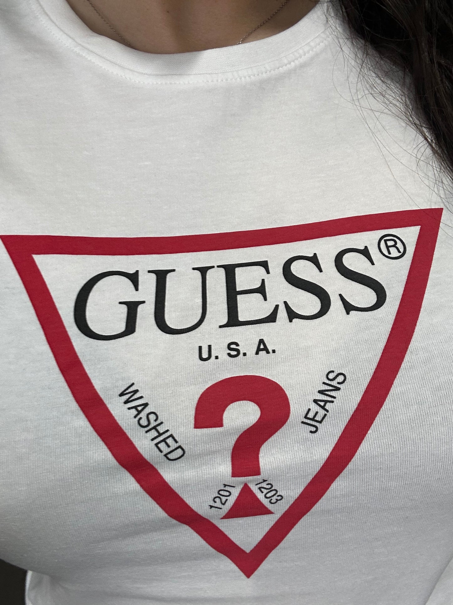 CAMISETA GUESS BÁSICA LOGO GRANDE REFULAR FIT MANGA CORTA BLANCA