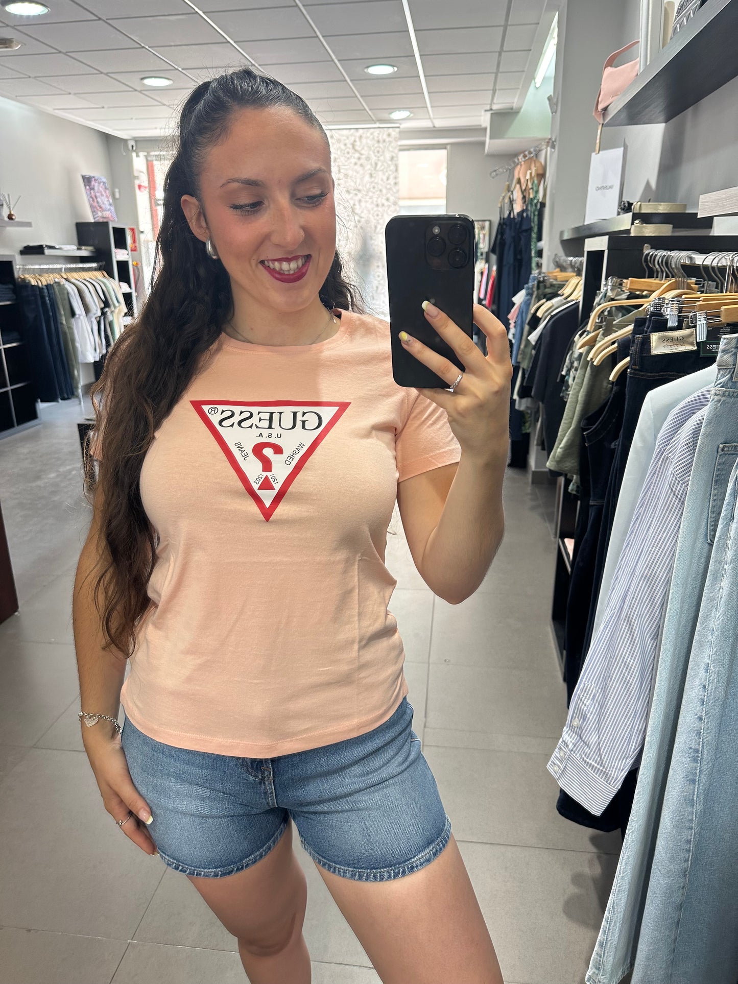 CAMISETA GUESS BASICA LOGO GRANDE MANGA CORTA REGULAR FIT CORAL MUJER