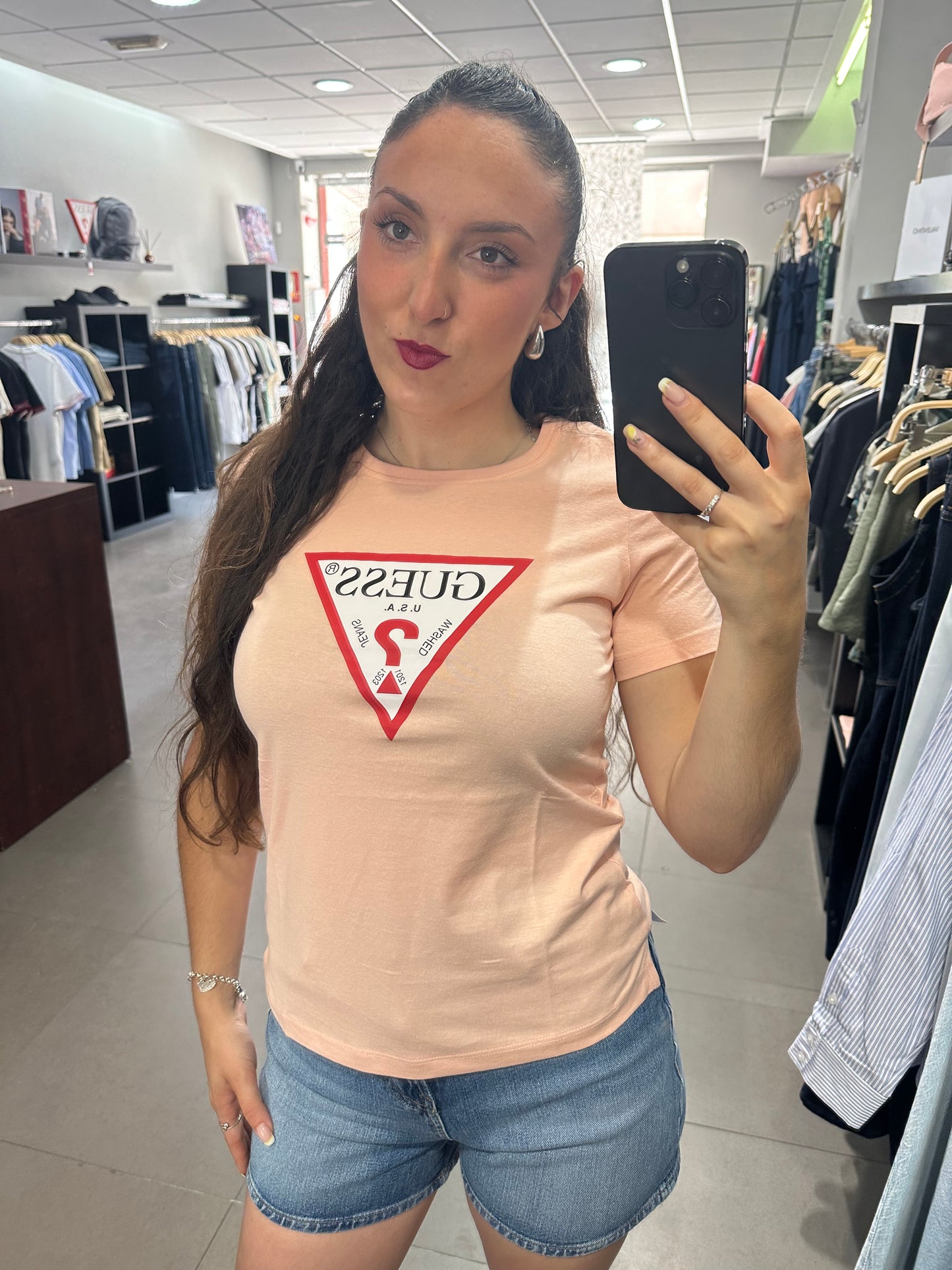 CAMISETA GUESS BASICA LOGO GRANDE MANGA CORTA REGULAR FIT CORAL MUJER