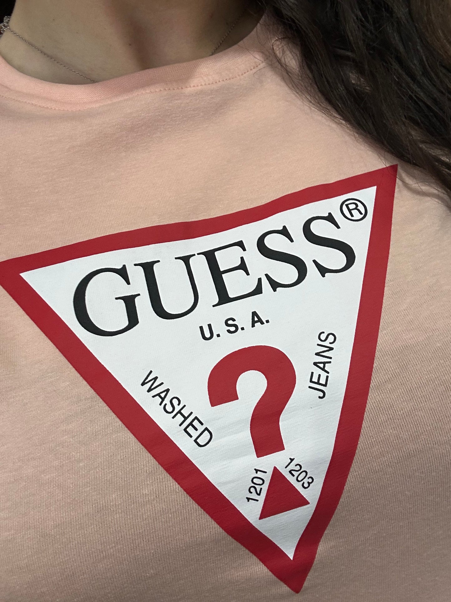 CAMISETA GUESS BASICA LOGO GRANDE MANGA CORTA REGULAR FIT CORAL MUJER