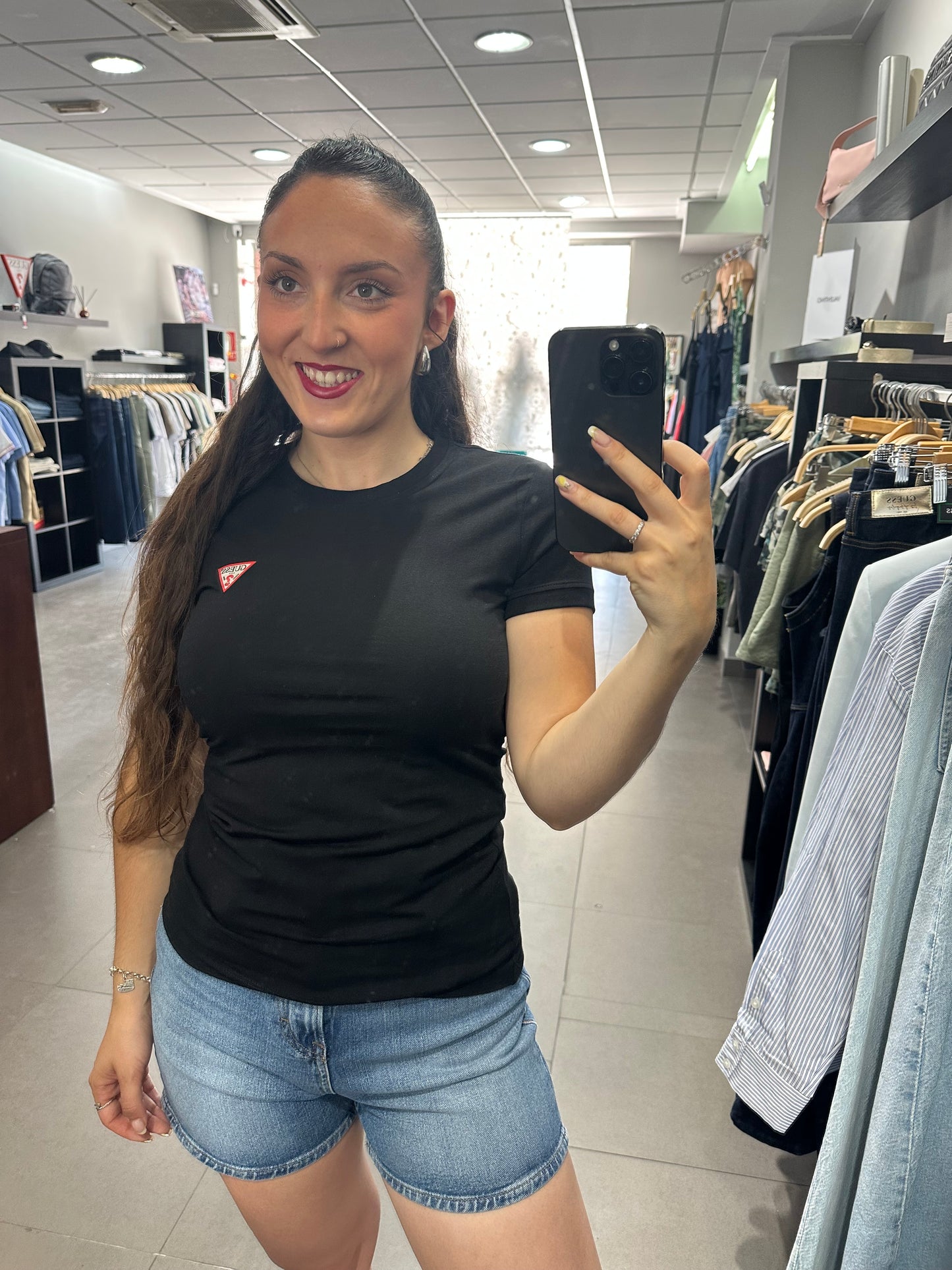 CAMISETA GUESS BASICA LOGO PEQUEÑO MANGA CORTA NEGRA