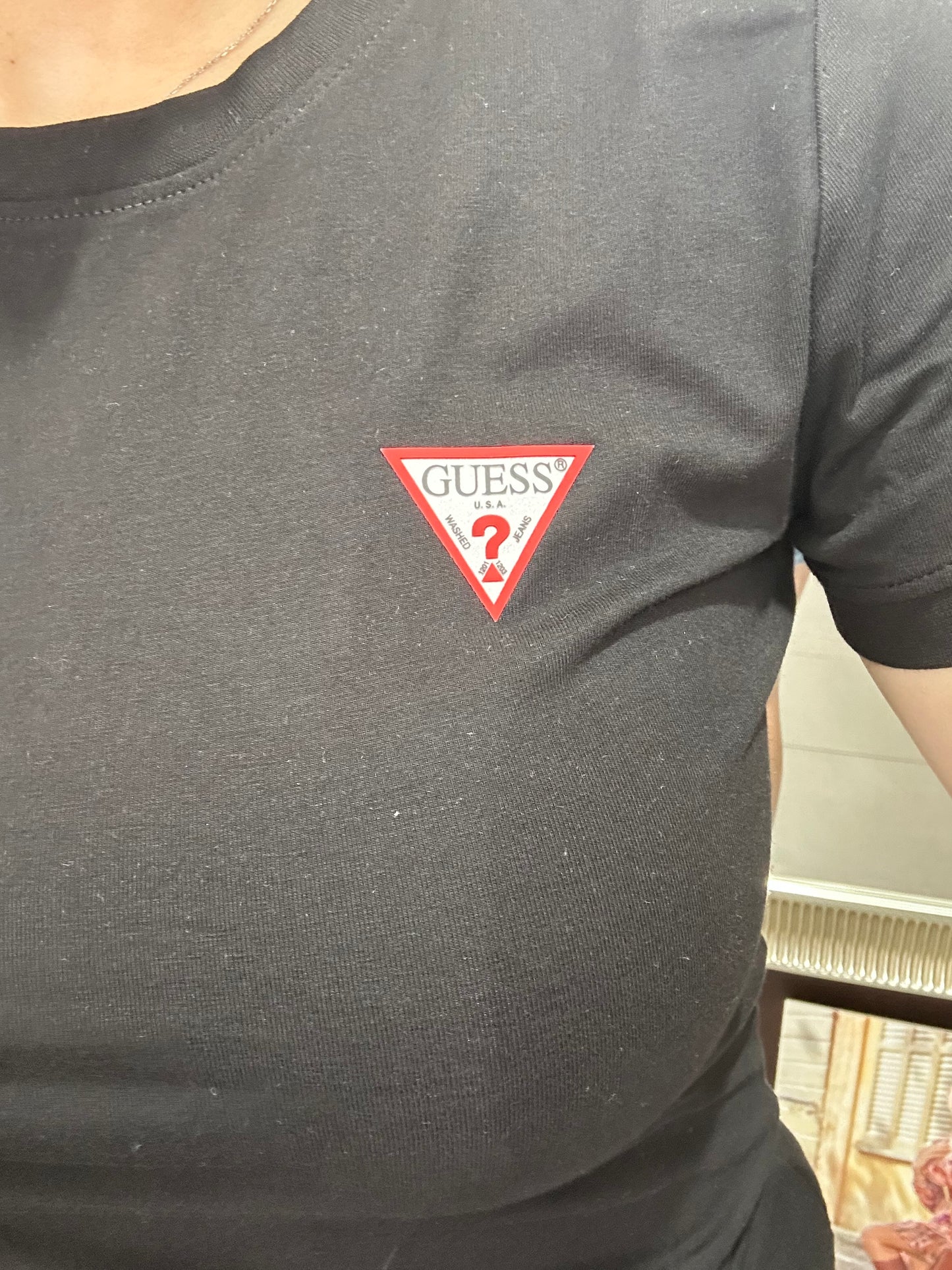 CAMISETA GUESS BASICA LOGO PEQUEÑO MANGA CORTA NEGRA