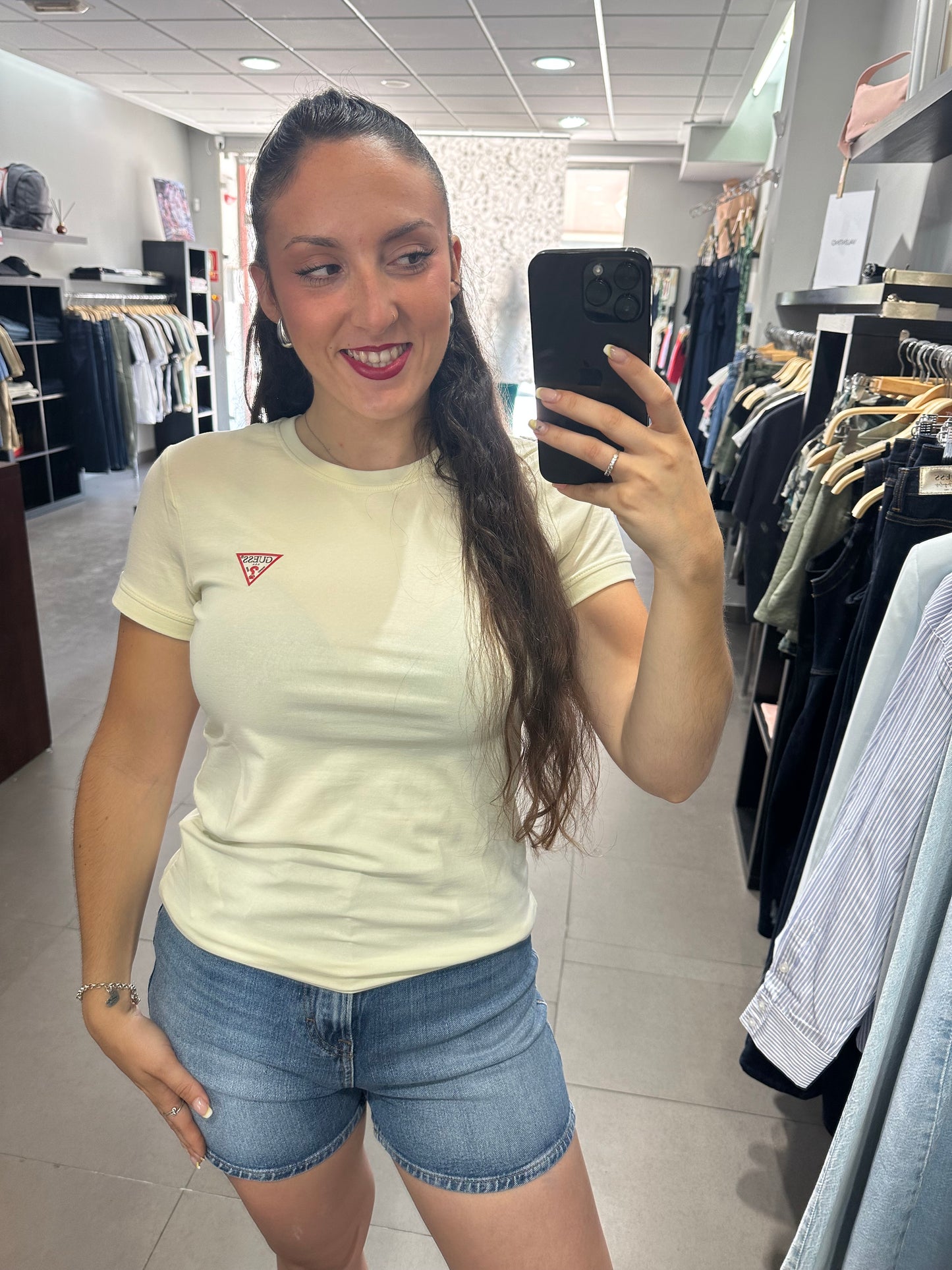 CAMISETA GUESS BASICA LOGO PEQUEÑO AMARILLO MANTEQUILLA MANGA CORTA