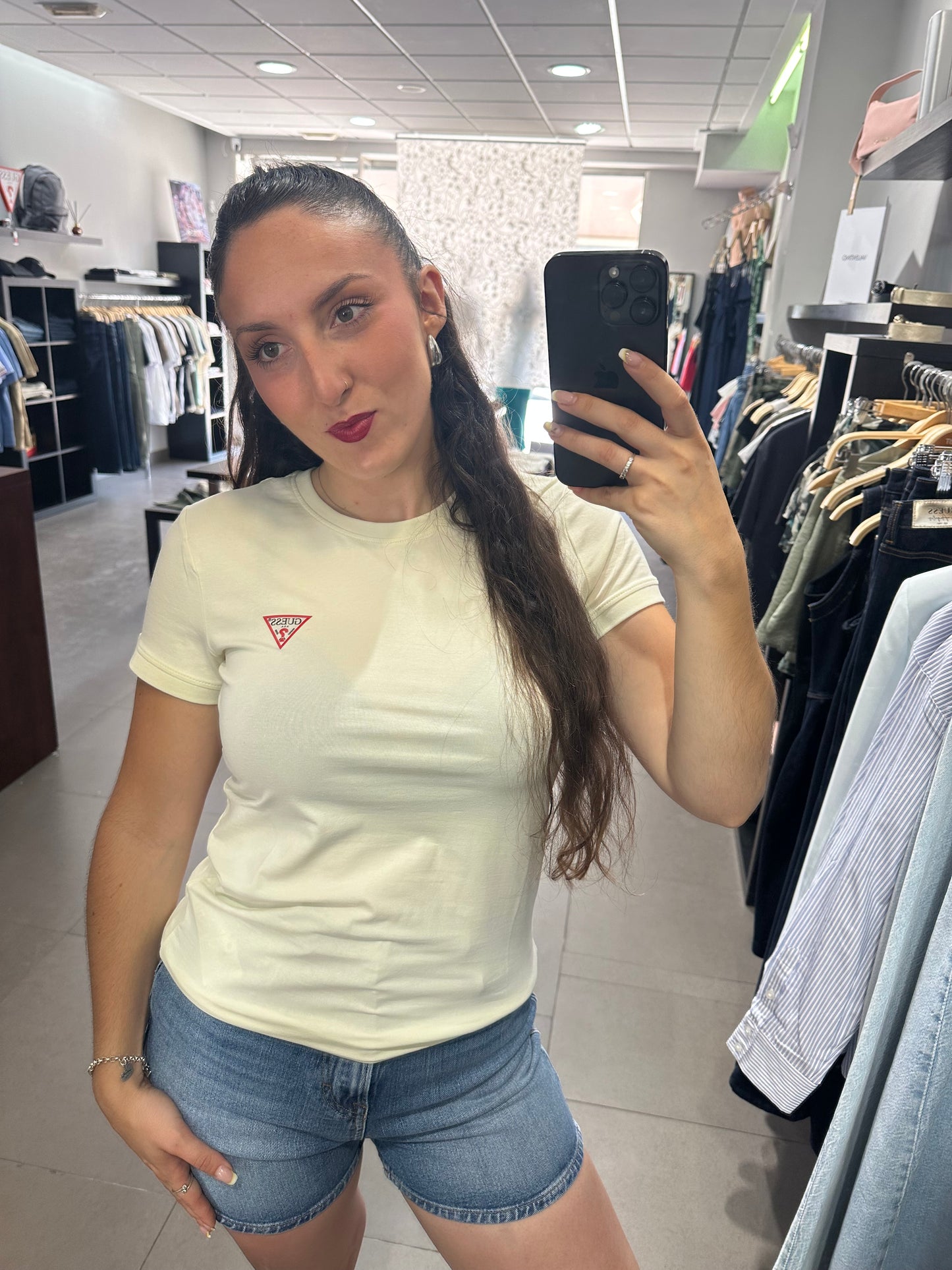 CAMISETA GUESS BASICA LOGO PEQUEÑO AMARILLO MANTEQUILLA MANGA CORTA