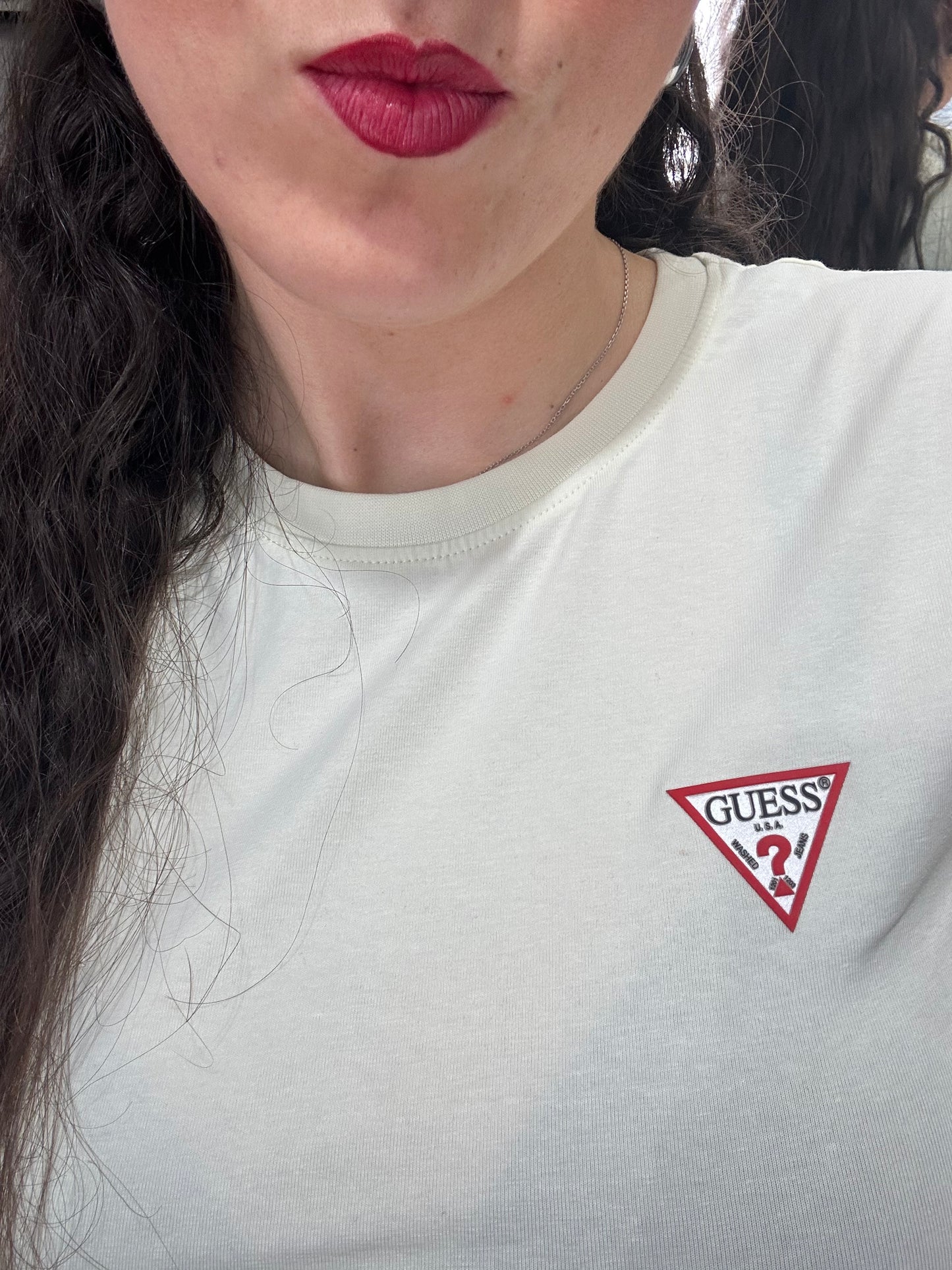 CAMISETA GUESS BASICA LOGO PEQUEÑO MANGA CORTA BLANCA