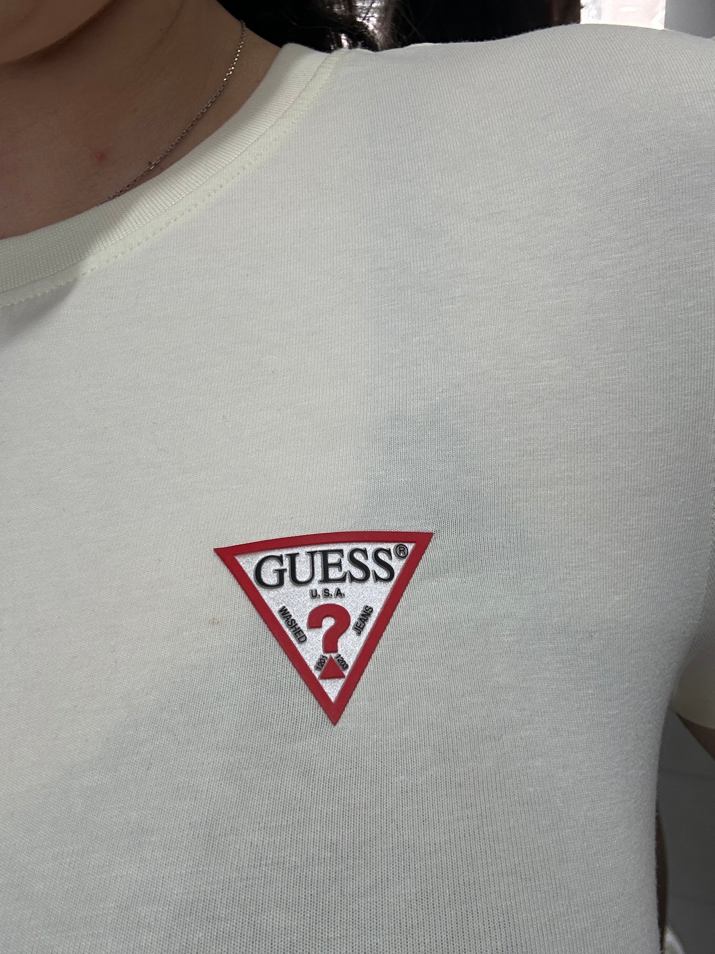 CAMISETA GUESS BASICA LOGO PEQUEÑO MANGA CORTA BLANCA