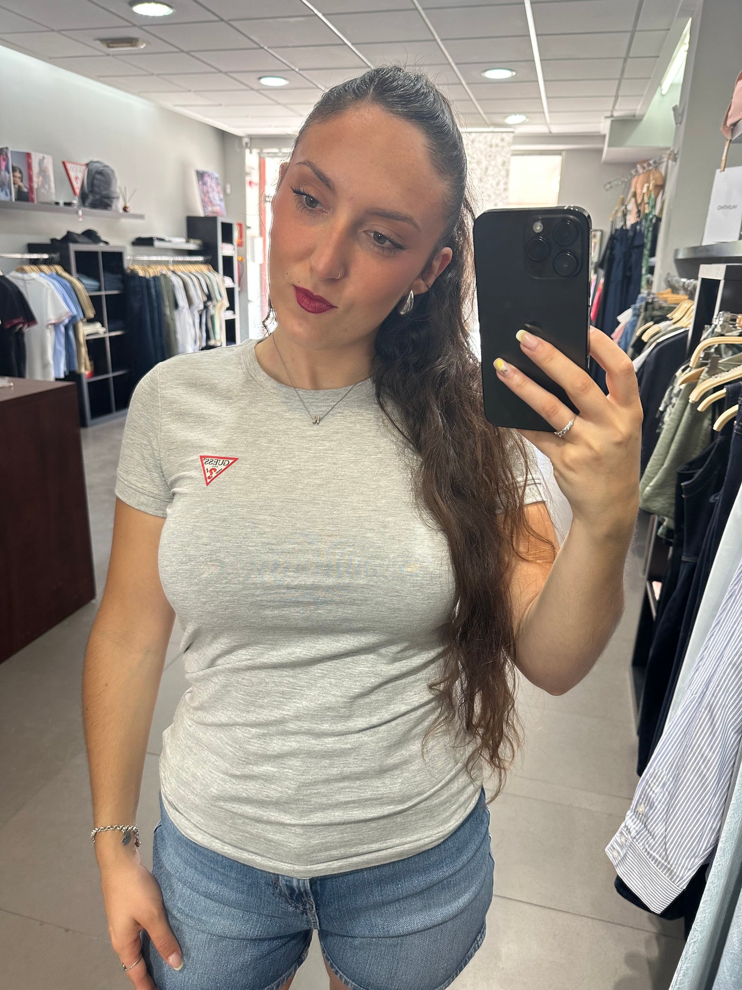 CAAMISETA GUESS BASICA LOGO PEQUEÑO MANGA CORTA GRIS