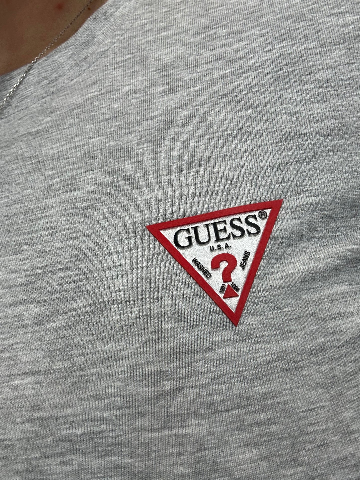 CAAMISETA GUESS BASICA LOGO PEQUEÑO MANGA CORTA GRIS