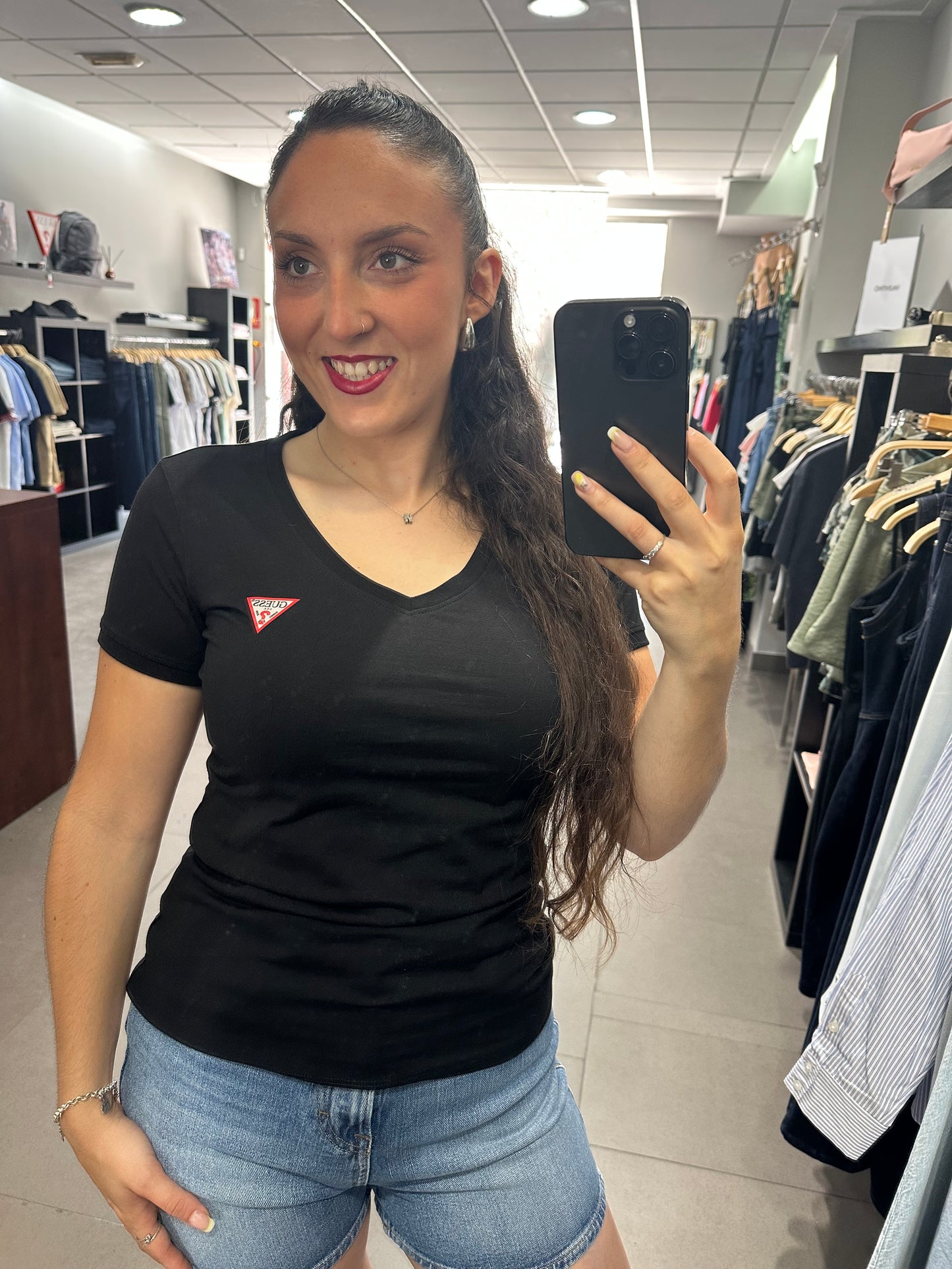 CAMISETA GUESSLOGO PEQUEÑO CUELLO PICO NEGRA MANGA CORTA