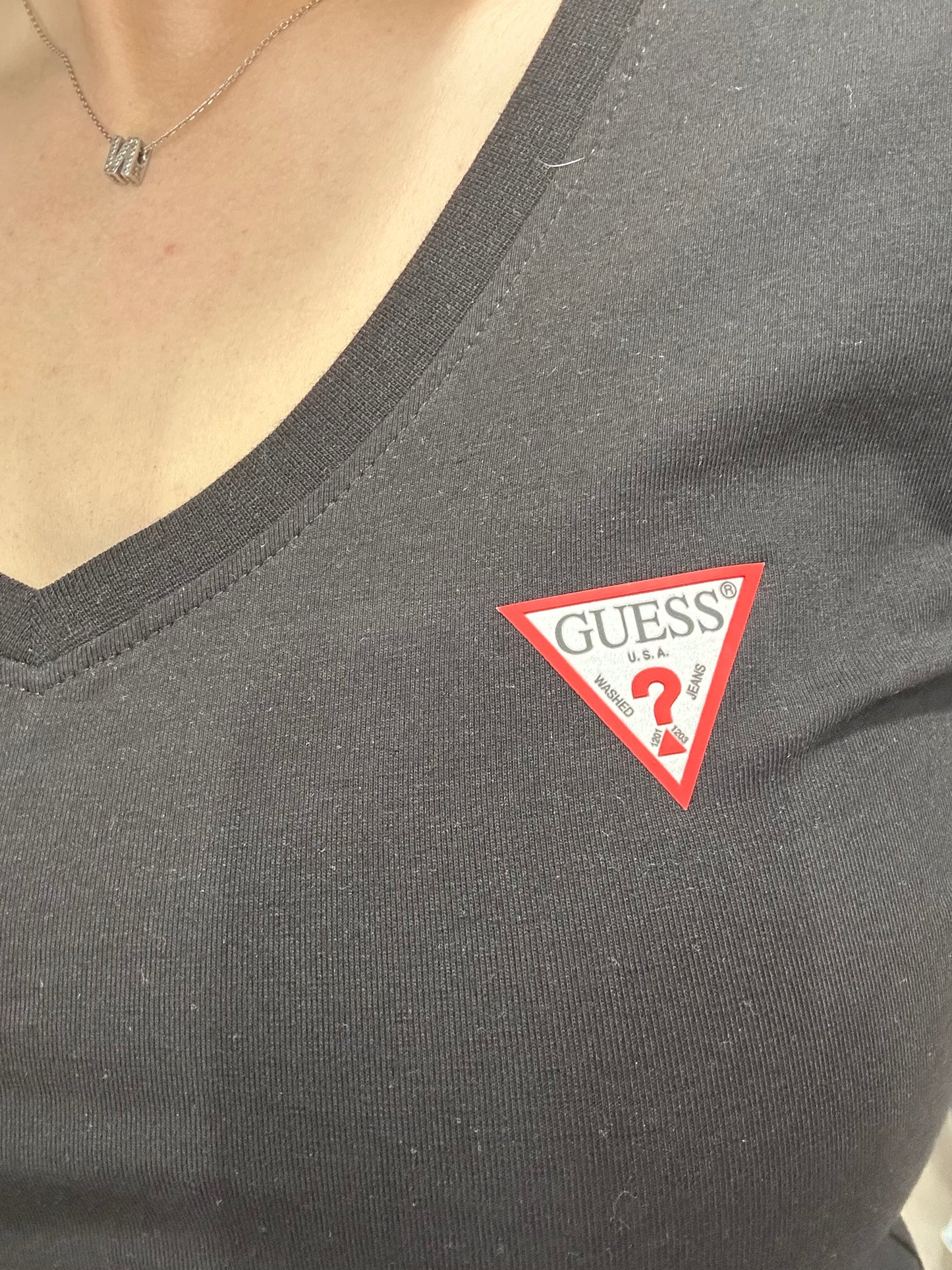CAMISETA GUESSLOGO PEQUEÑO CUELLO PICO NEGRA MANGA CORTA