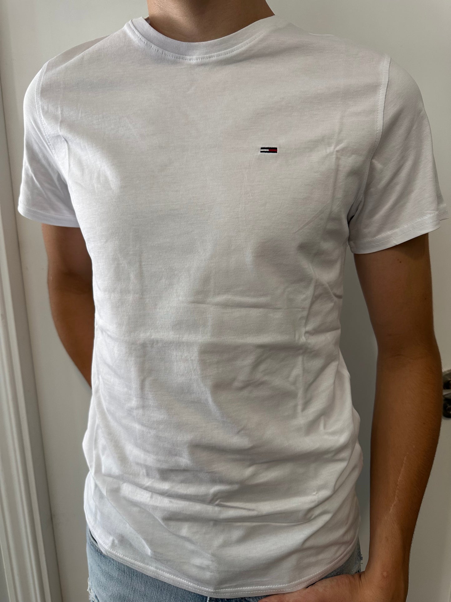 CAMISETA BÁSICA TOMMY JEANS BLANCA CON LOGO BORDADO