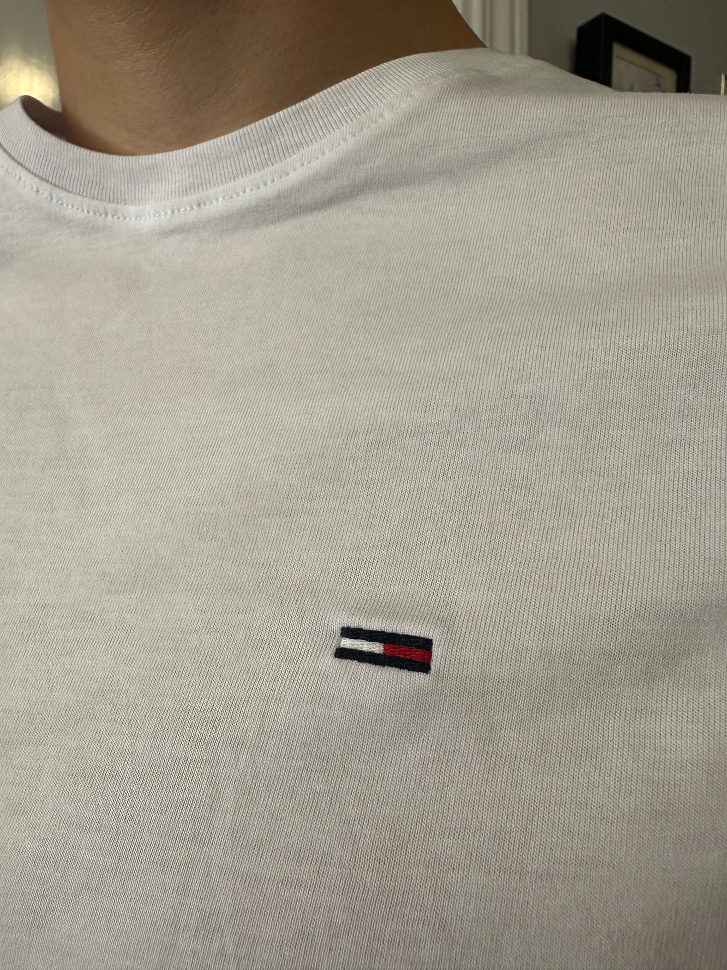 CAMISETA BÁSICA TOMMY JEANS BLANCA CON LOGO BORDADO