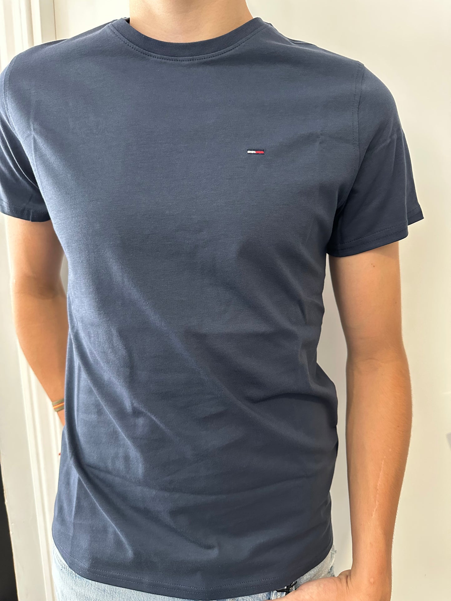 CAMISETA BÁSICA TOMMYJEANS AZUL MARINA LOGO BORDADO