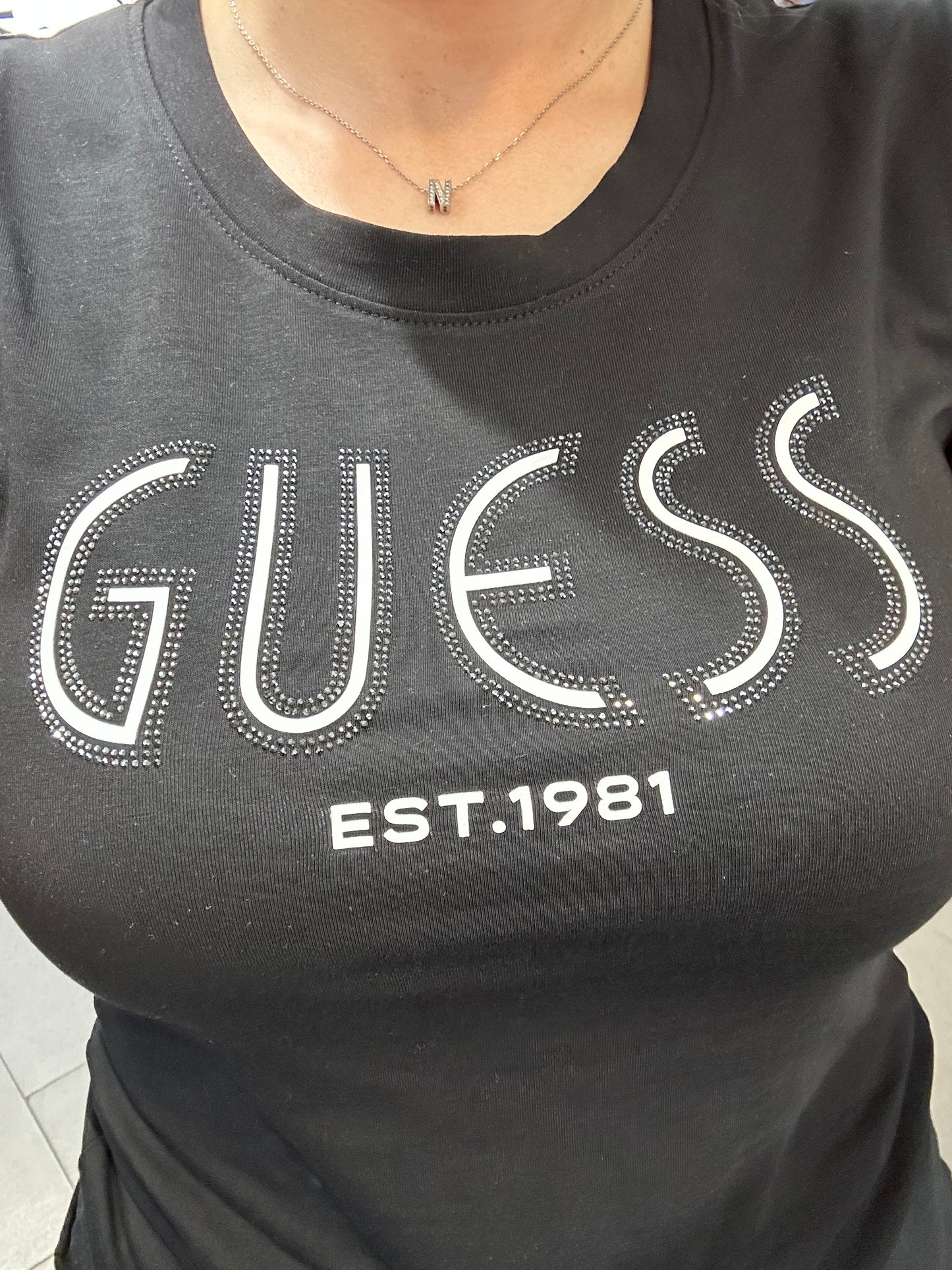 CAMISETA GUESS CON LOGO BRILLO SLIM FIT MANGA CORTA MUJER NEGR0